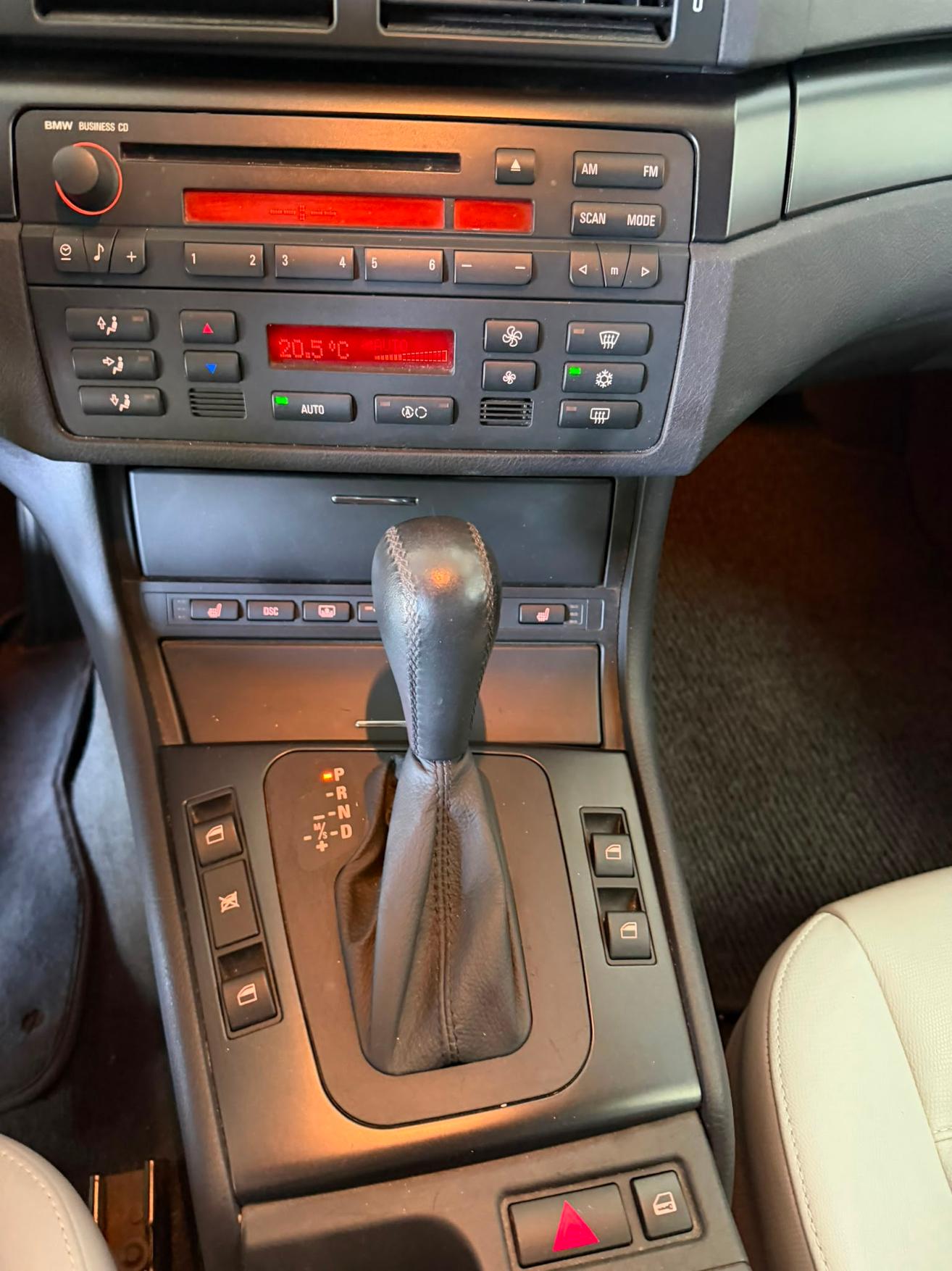 BMW 325xi-image-14