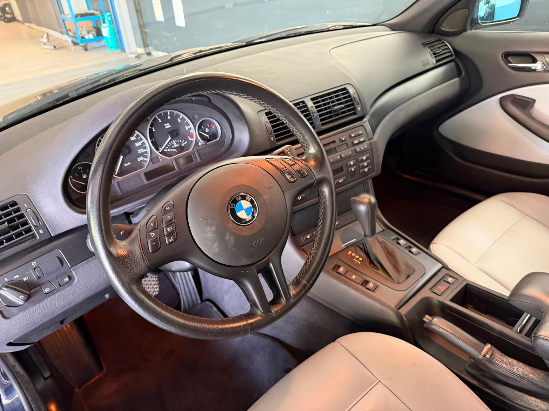 BMW 325xi-image-11