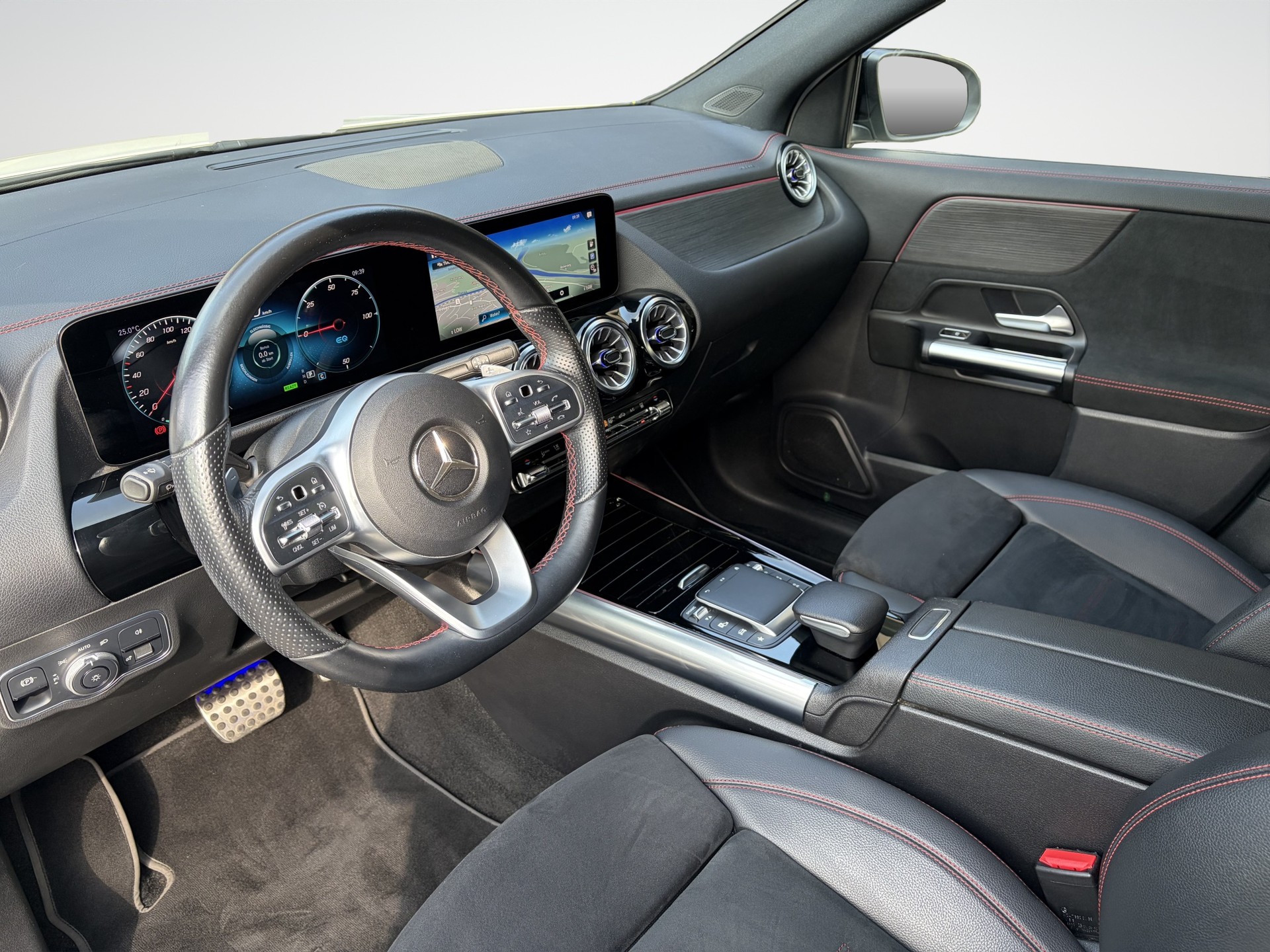 MERCEDES-BENZ EQA 250 AMG Line-image-9