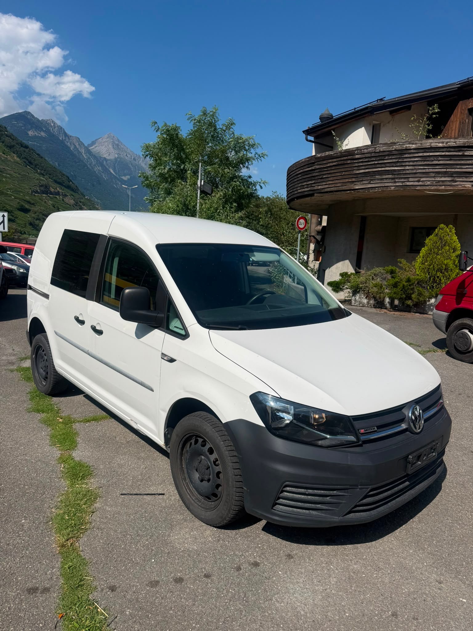 VW Caddy 2.0TDI 4Motion BlueMotion Technology-image-2