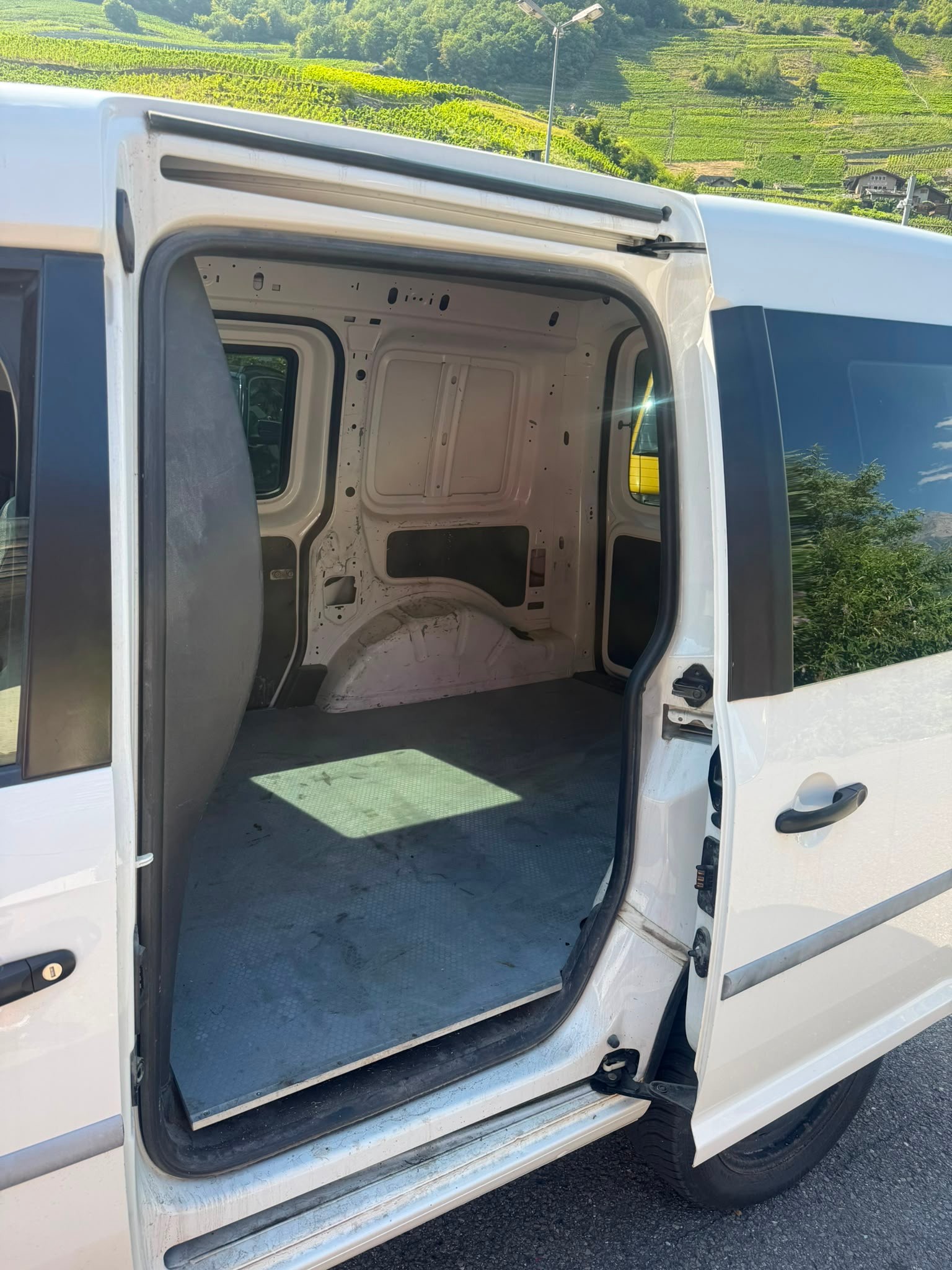 VW Caddy 2.0TDI 4Motion BlueMotion Technology-image-6