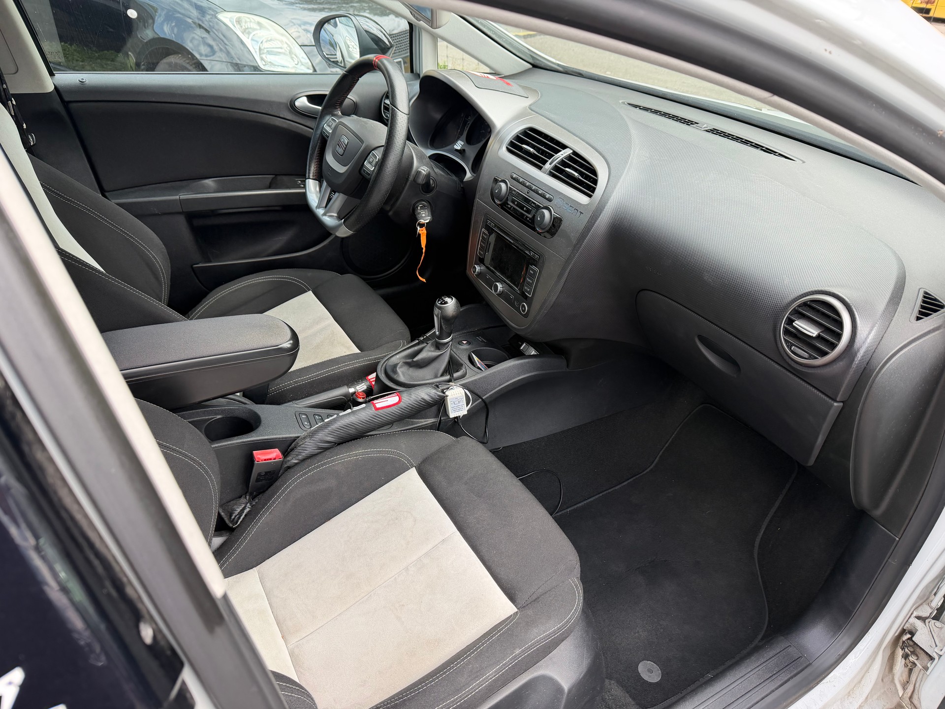 SEAT Leon 2.0 TSI FR-image-8