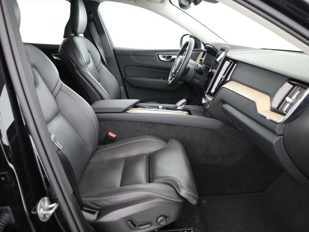 VOLVO XC60 2.0 T6 TE Plus Dark eAWD-image-2