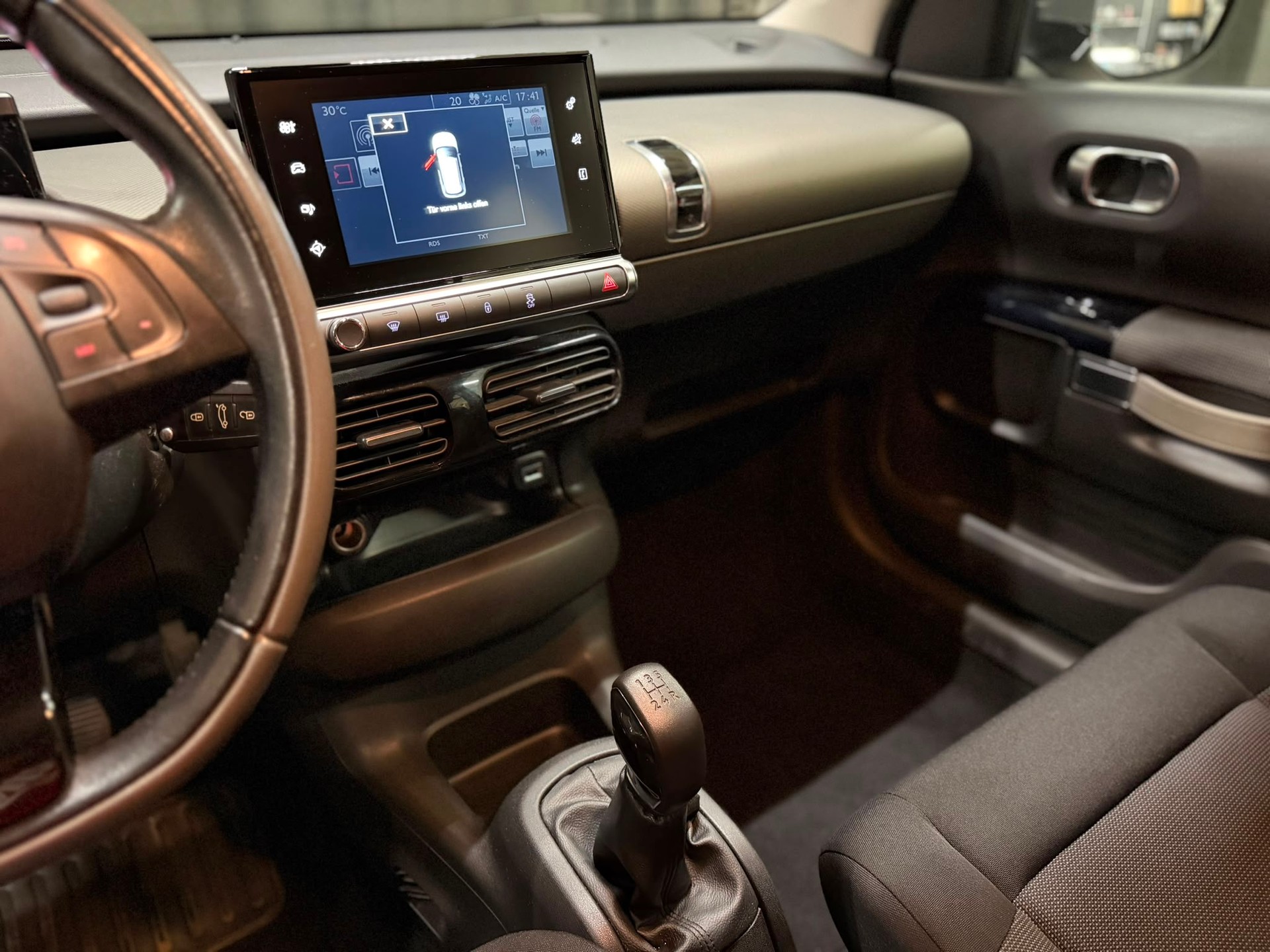 CITROEN C4 Cactus 1.2 VTi Shine Edition-image-11
