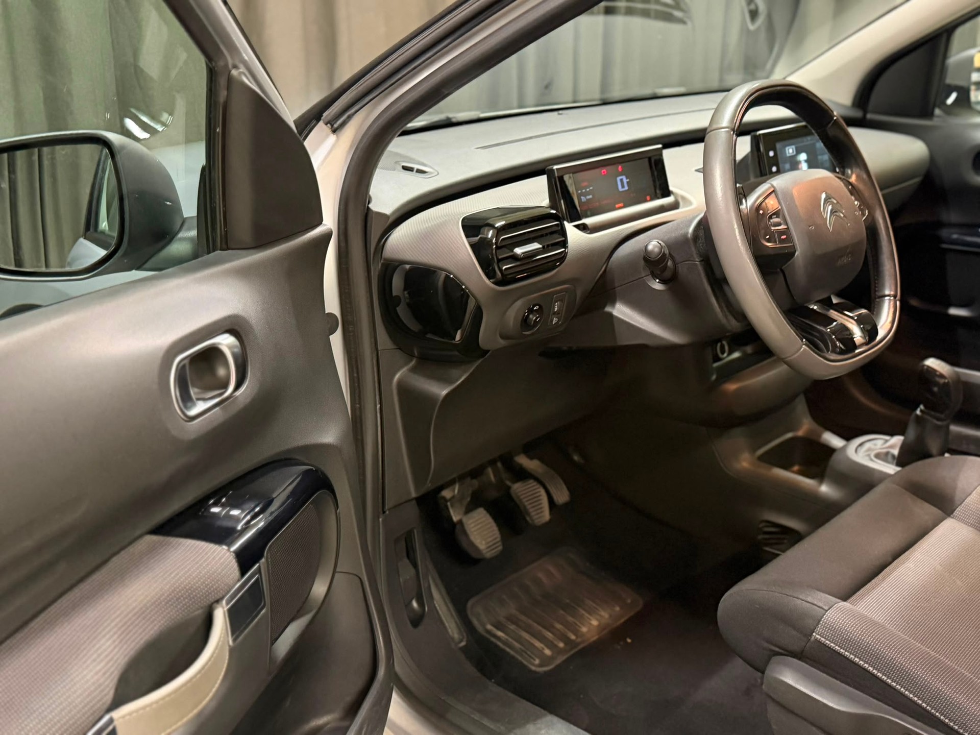 CITROEN C4 Cactus 1.2 VTi Shine Edition-image-12