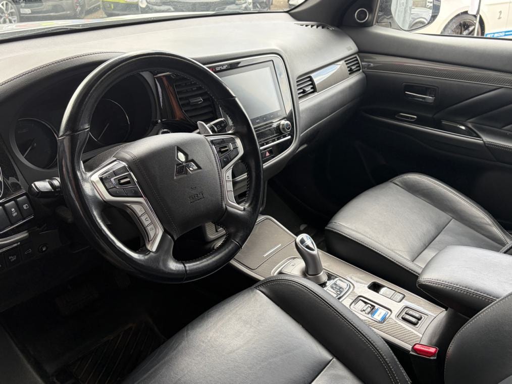 MITSUBISHI Outlander 2.4 PHEV Diamond 4WD Automatic-image-4