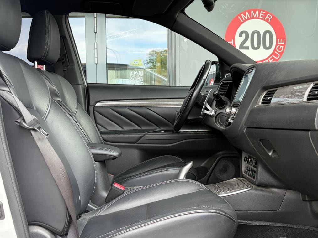 MITSUBISHI Outlander 2.4 PHEV Diamond 4WD Automatic-image-10