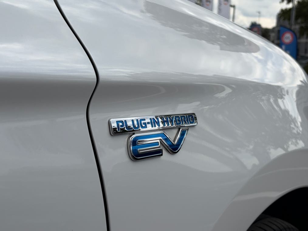 MITSUBISHI Outlander 2.4 PHEV Diamond 4WD Automatic-image-3