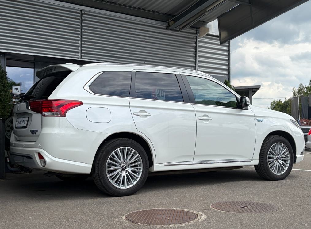 MITSUBISHI Outlander 2.4 PHEV Diamond 4WD Automatic-image-2