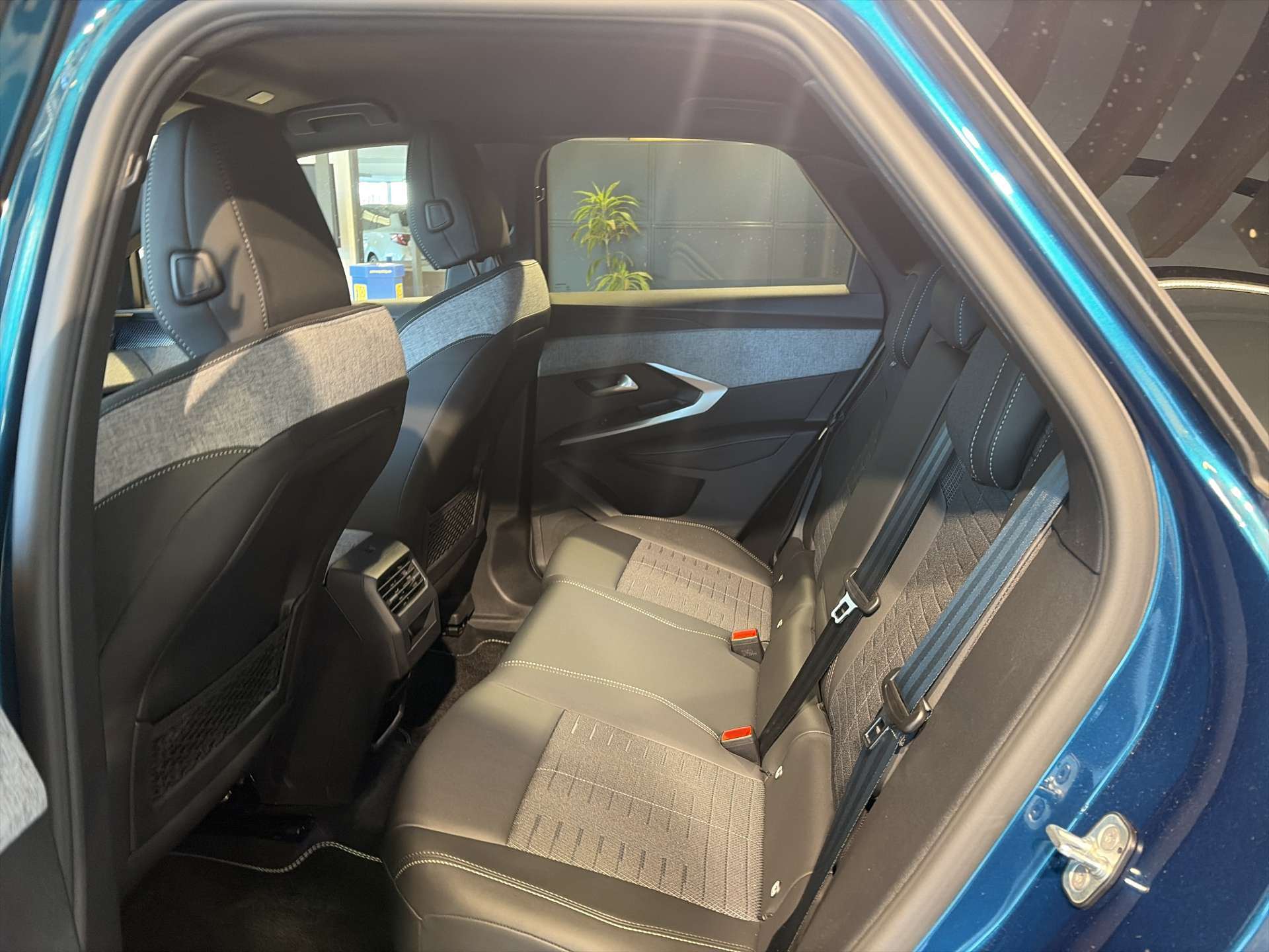 PEUGEOT 3008 145 GT Hybrid e-DCS-Automat-image-6