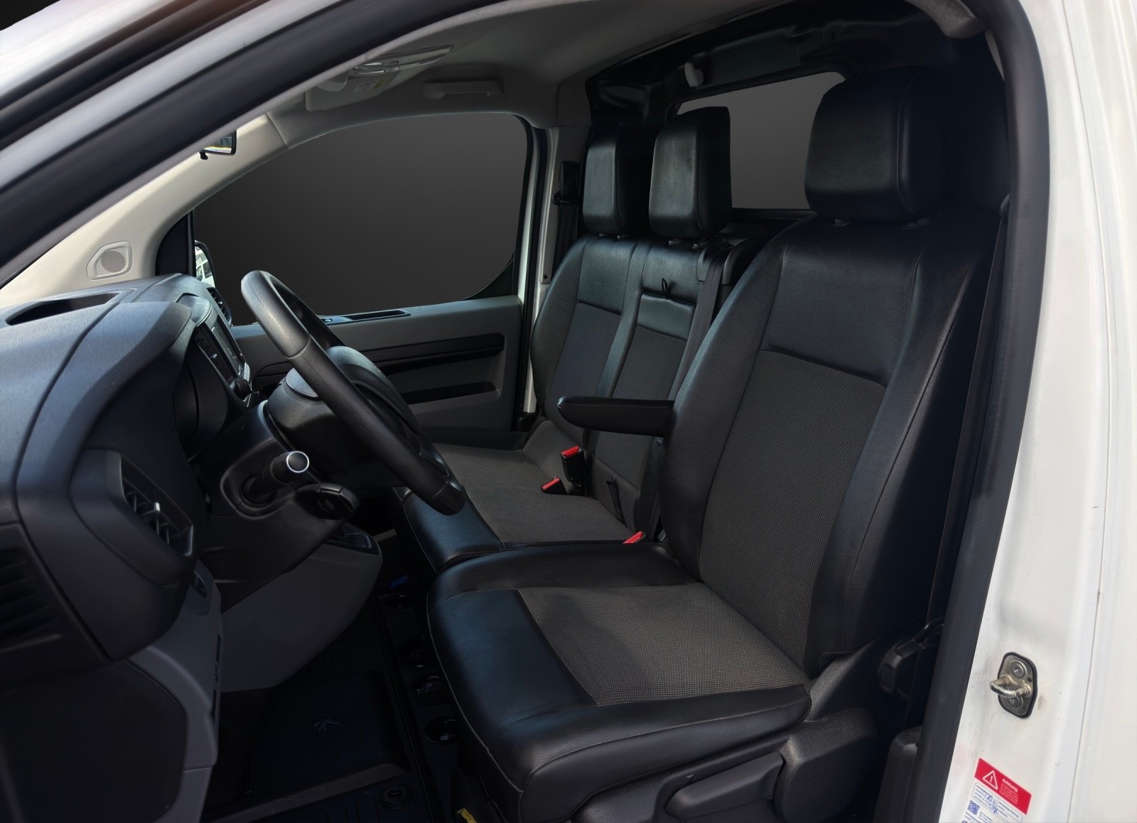 PEUGEOT Expert 2.0 BlueHDi 150 S&S Premium Standard mit 150 PS * 3-Plätzer *-image-6