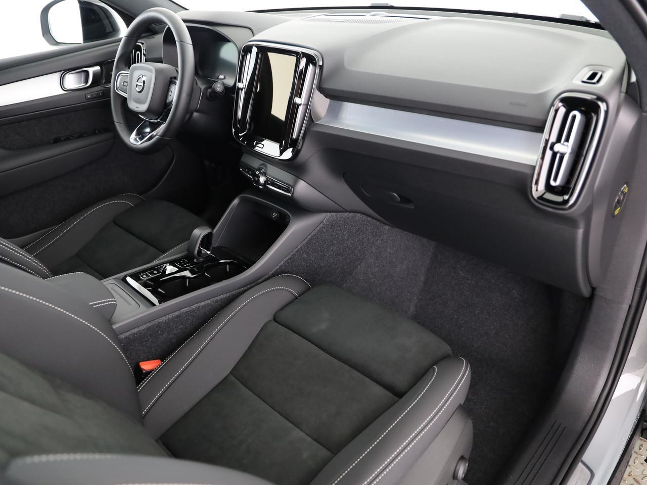 VOLVO XC40 2.0 B3 MH Plus Dark-image-8