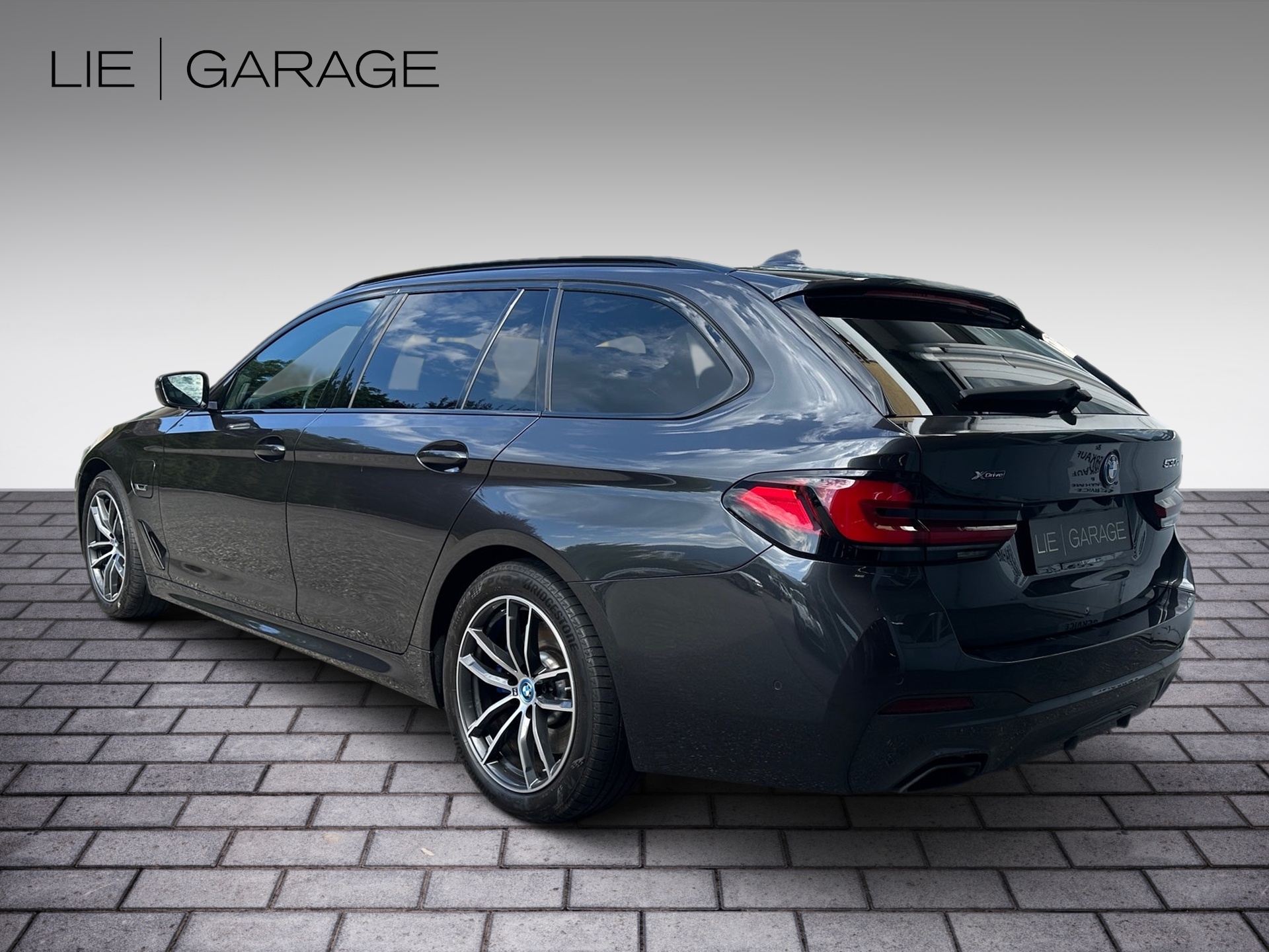BMW 530e xDrive Touring Pure M Sport Steptronic-image-3