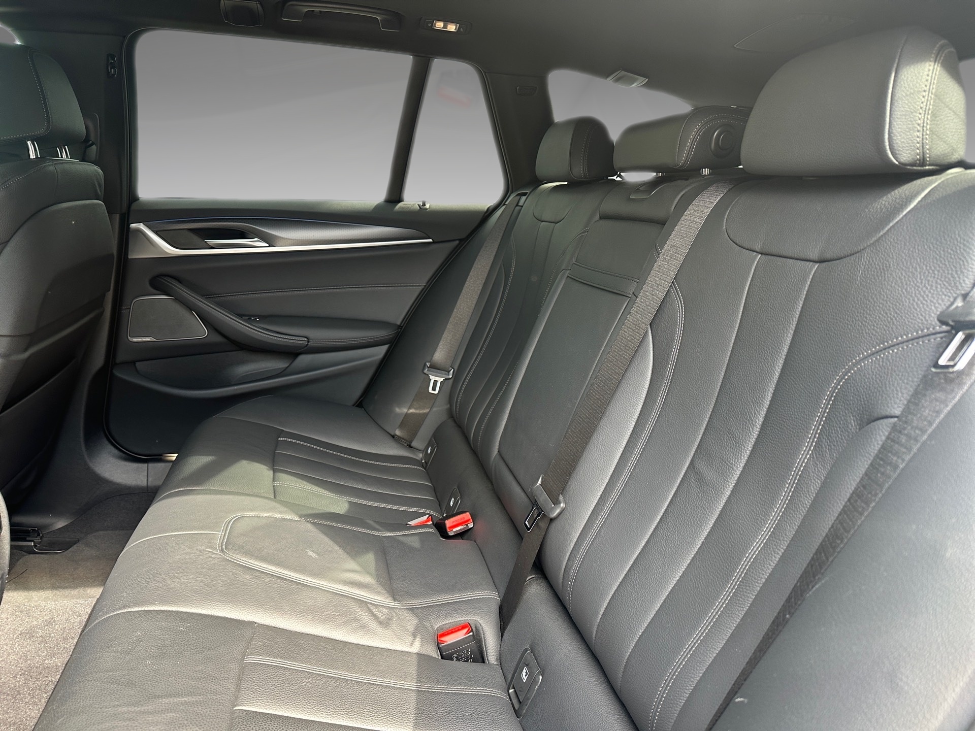 BMW 530e xDrive Touring Pure M Sport Steptronic-image-14