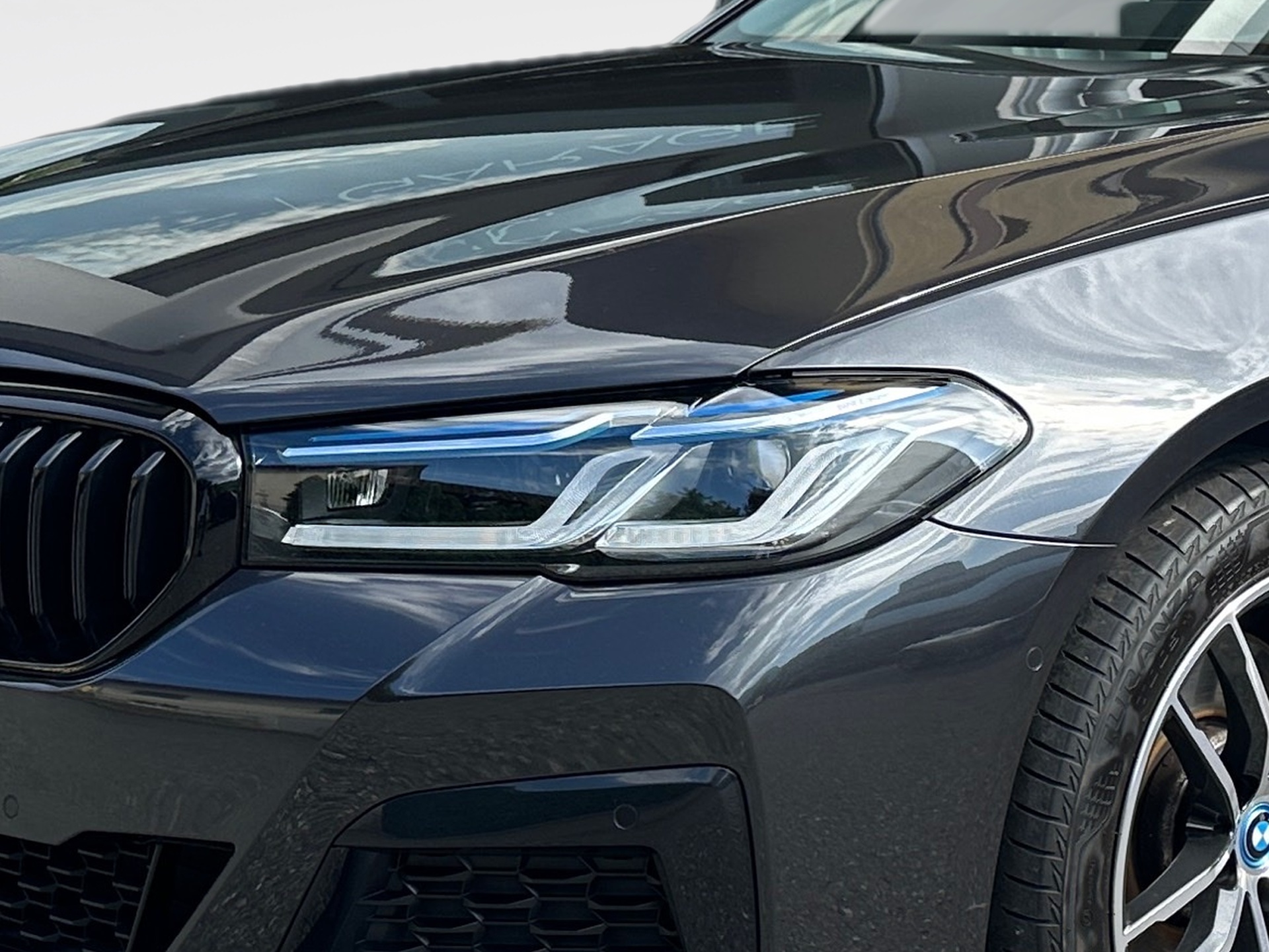 BMW 530e xDrive Touring Pure M Sport Steptronic-image-4