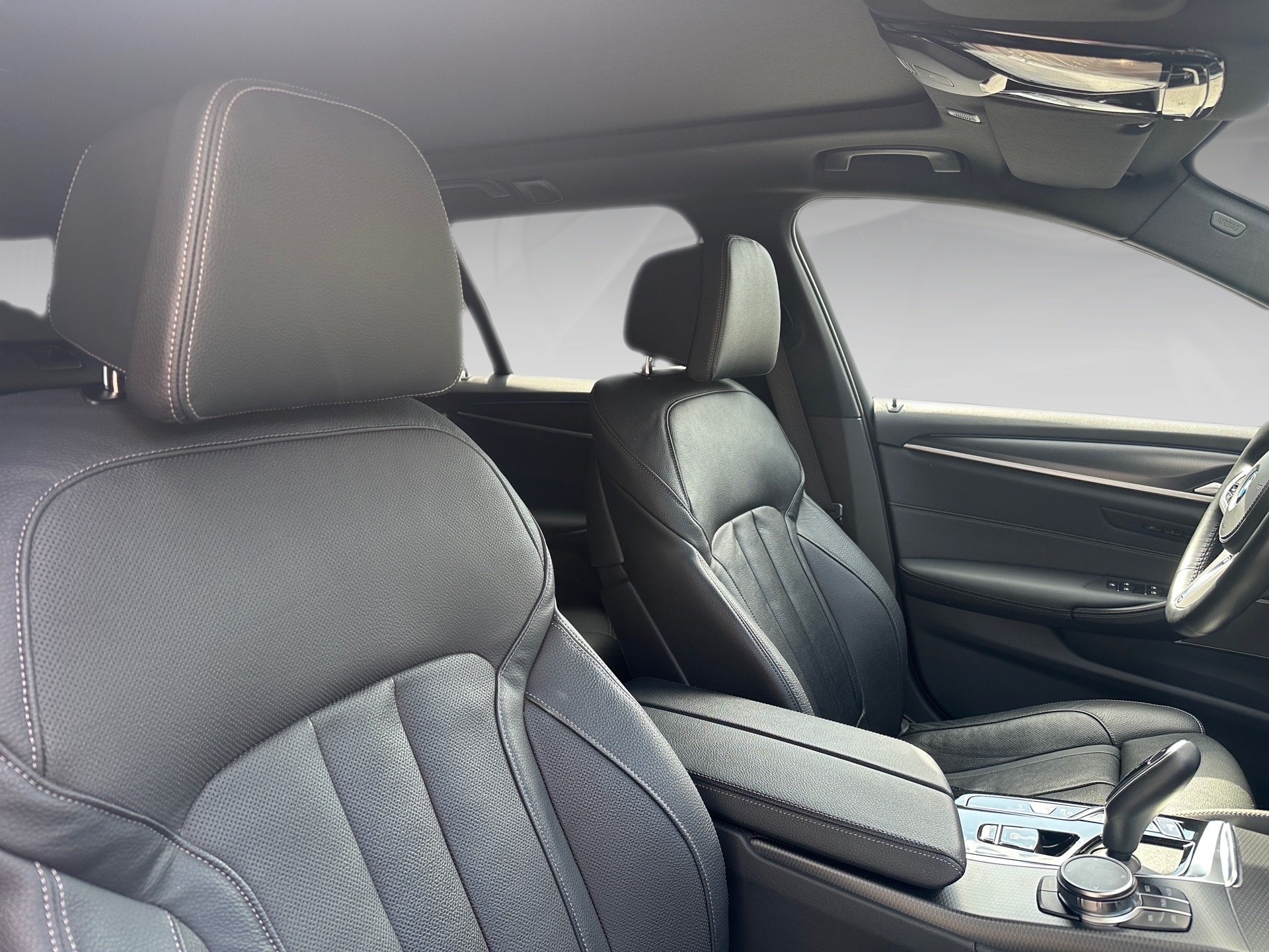 BMW 530e xDrive Touring Pure M Sport Steptronic-image-11