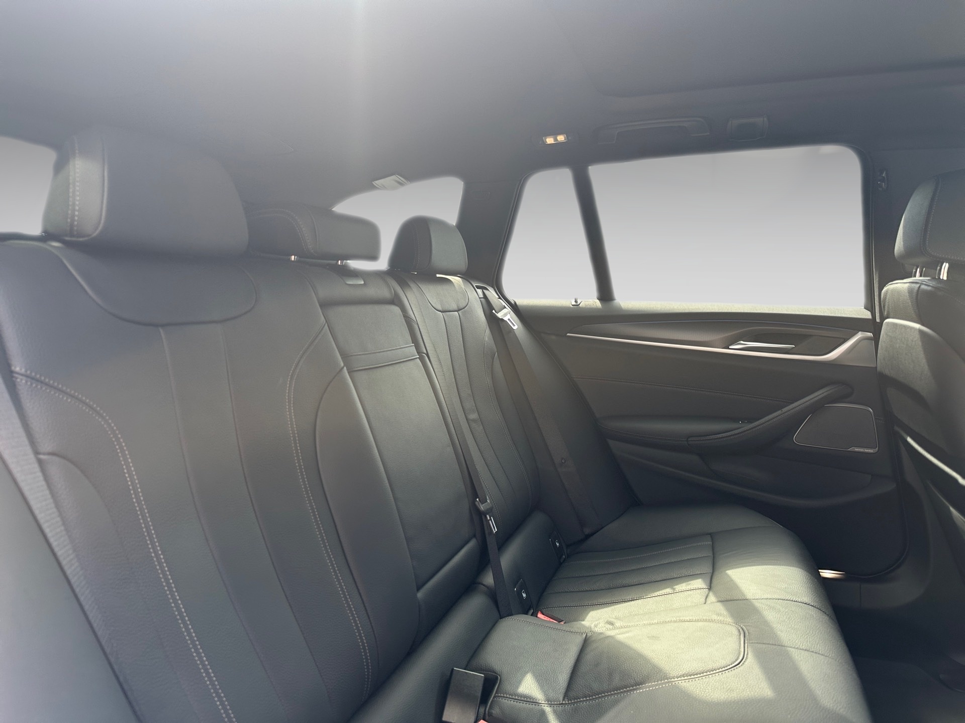 BMW 530e xDrive Touring Pure M Sport Steptronic-image-13