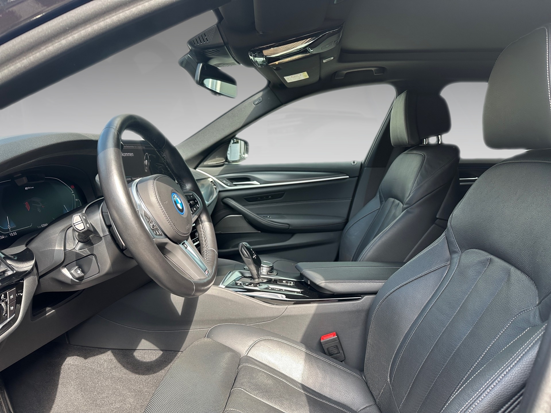 BMW 530e xDrive Touring Pure M Sport Steptronic-image-6