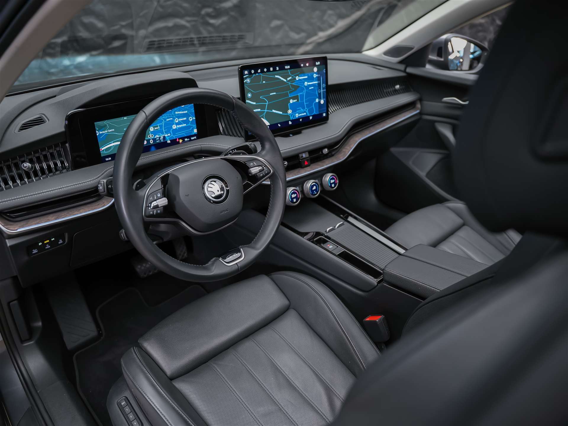 SKODA Superb Combi 2.0 TDi L&K 4x4 DSG *Panorama*Massage*Sitzbelüftung*AHK*-image-7
