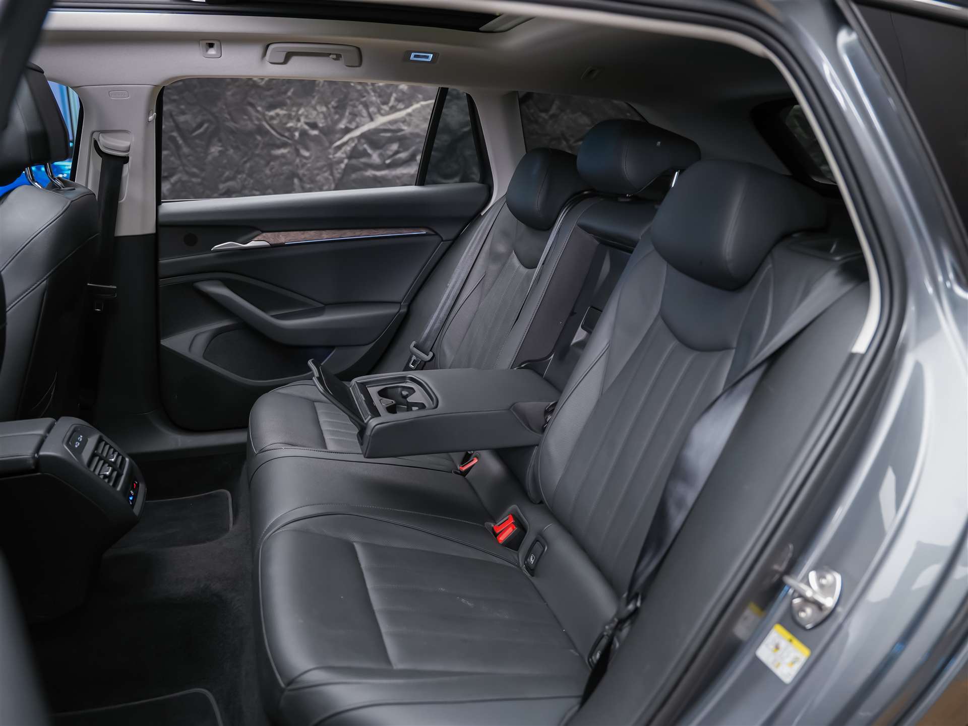SKODA Superb Combi 2.0 TDi L&K 4x4 DSG *Panorama*Massage*Sitzbelüftung*AHK*-image-15
