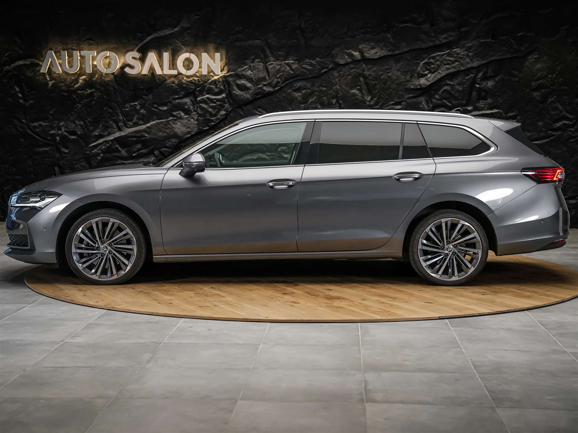 SKODA Superb Combi 2.0 TDi L&K 4x4 DSG *Panorama*Massage*Sitzbelüftung*AHK*-image-1