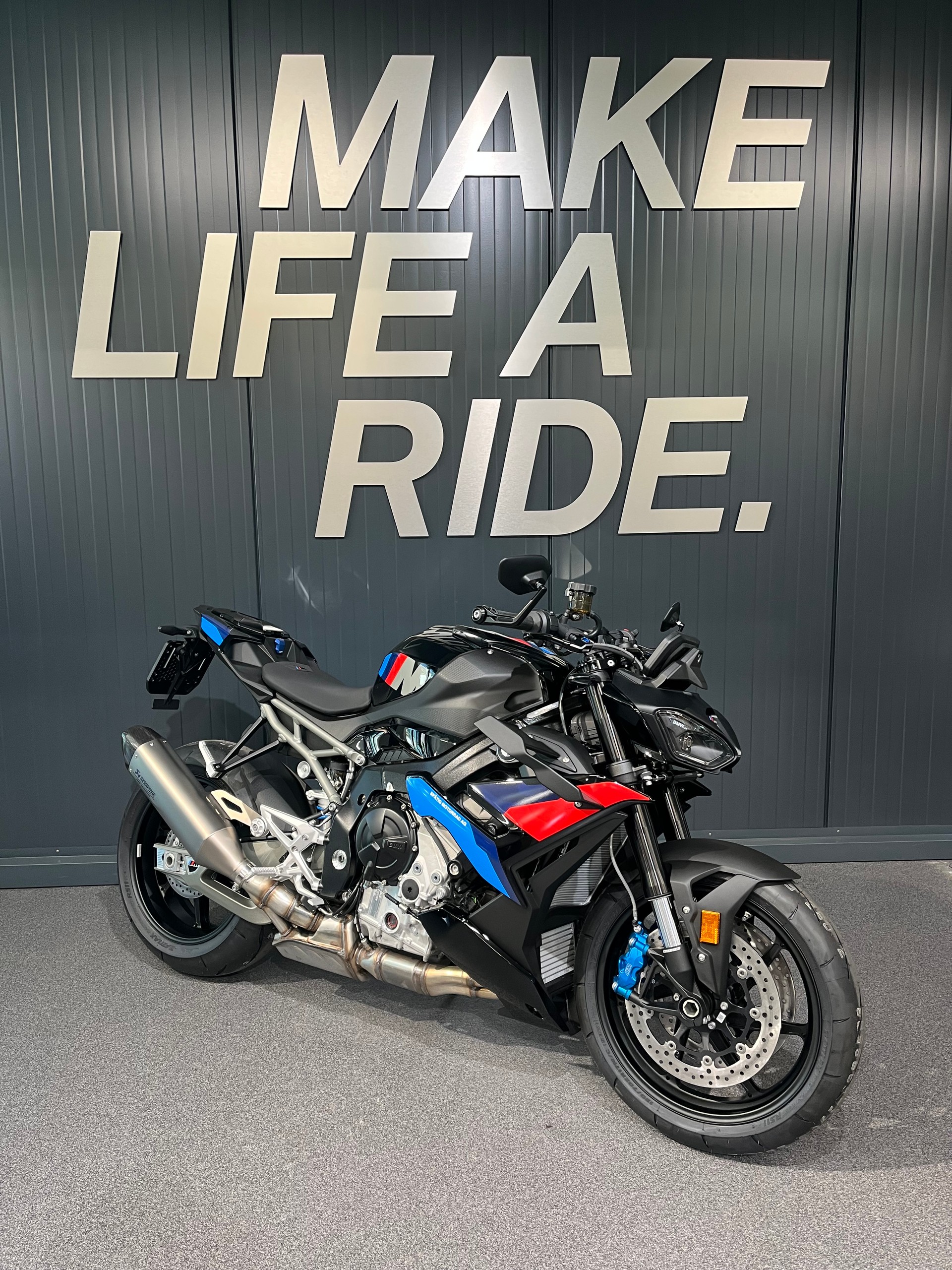 BMW M 1000 R-showroom-element-1