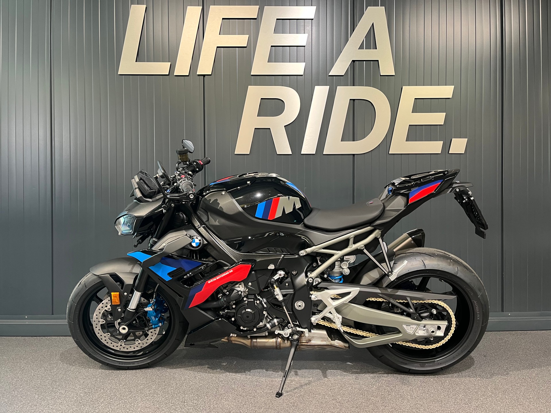 BMW M 1000 R-showroom-element-2