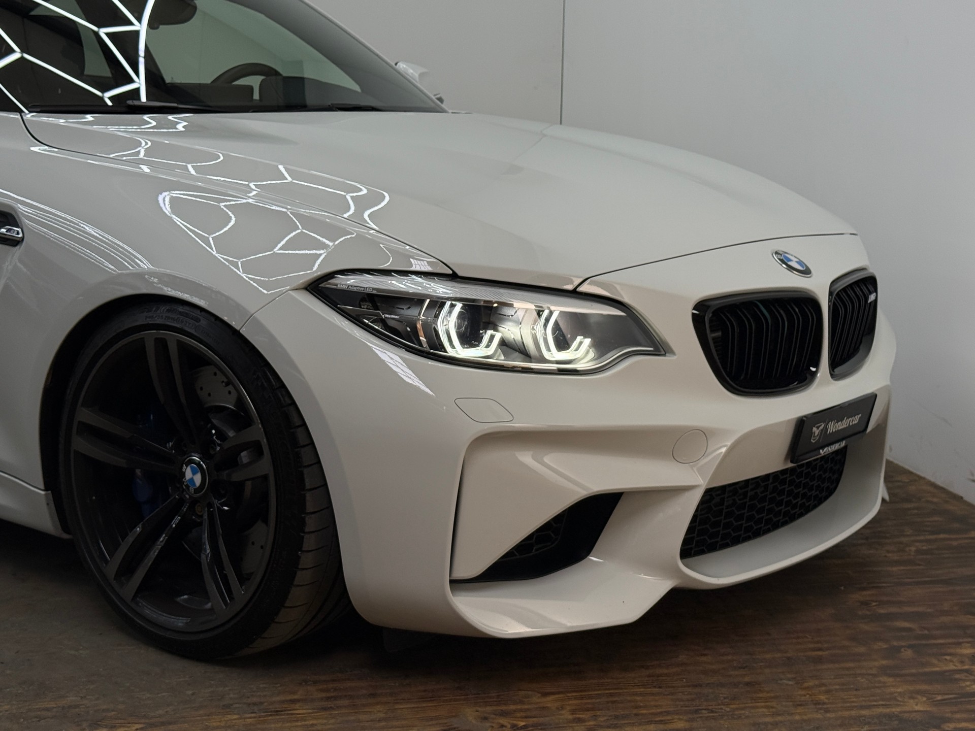 BMW M2 Drivelogic-showroom-element-1