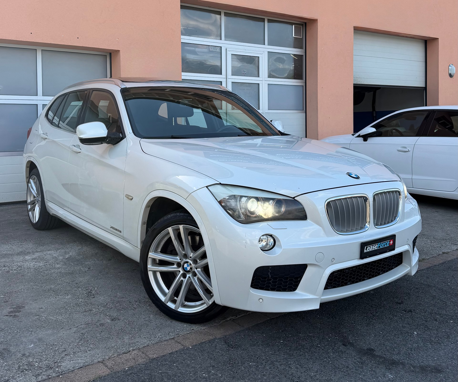 BMW X1 xDrive 28i Pack-M Steptronic-image-0