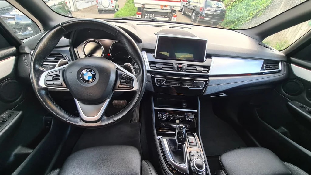 BMW 220d Active Tourer Steptronic Luxury Line ** Teil-Leder ** Gr-Navi ** RF-Kamera ** Panorama-Glass ** H.Up Display ** Sitzmemory-image-9