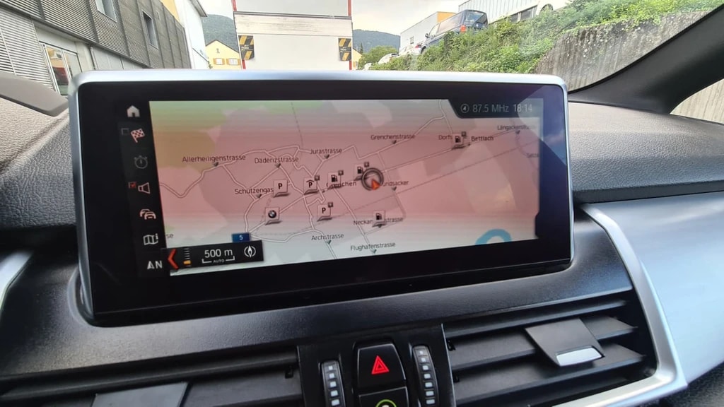 BMW 220d Active Tourer Steptronic Luxury Line ** Teil-Leder ** Gr-Navi ** RF-Kamera ** Panorama-Glass ** H.Up Display ** Sitzmemory-image-7