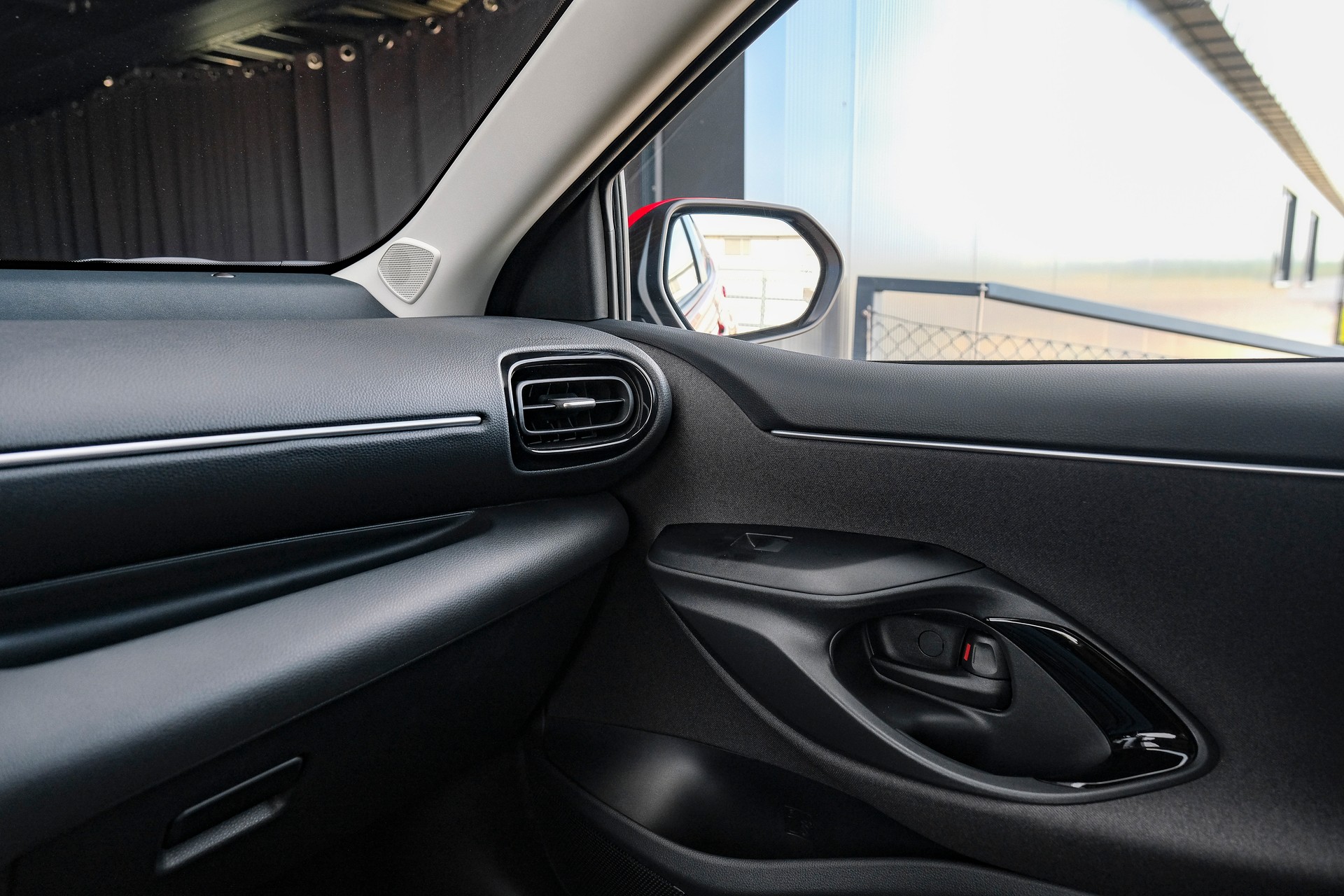 TOYOTA Yaris 1.5 e-CVT-image-21