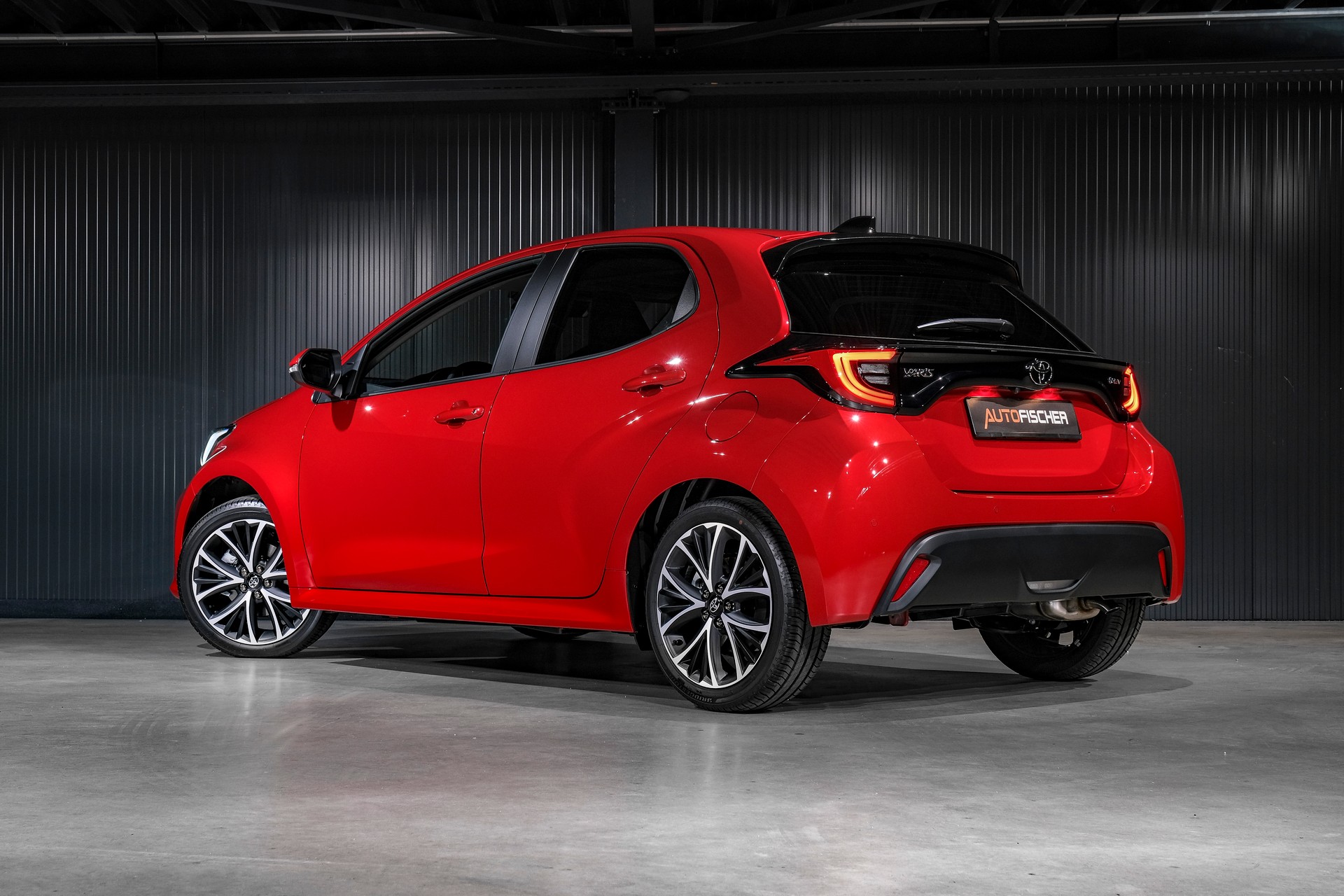 TOYOTA Yaris 1.5 e-CVT-showroom-element-1