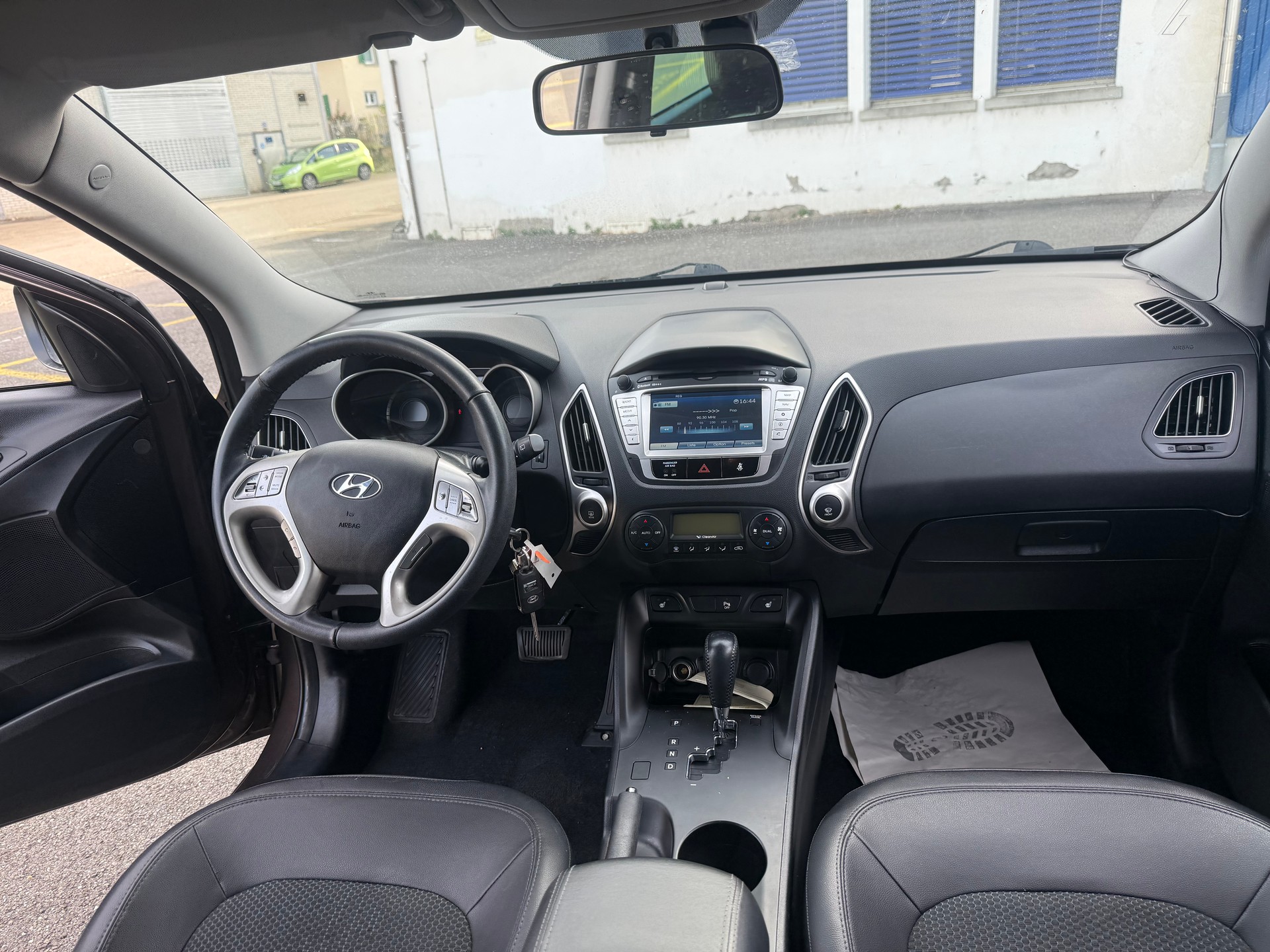 HYUNDAI iX 35 2.0 Style 4WD Automatic-image-11