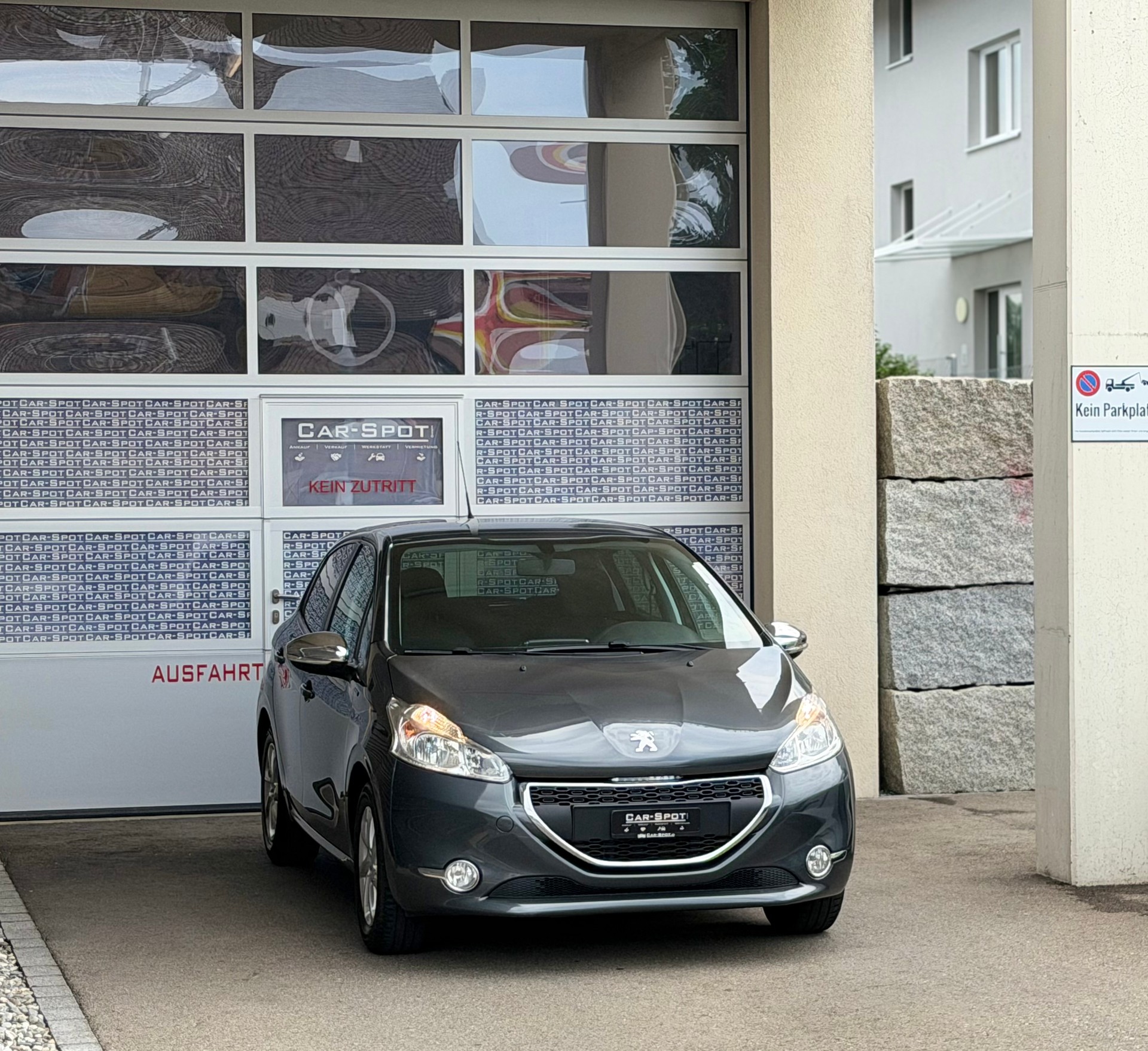 PEUGEOT 208 1.2 VTI Style-image-2