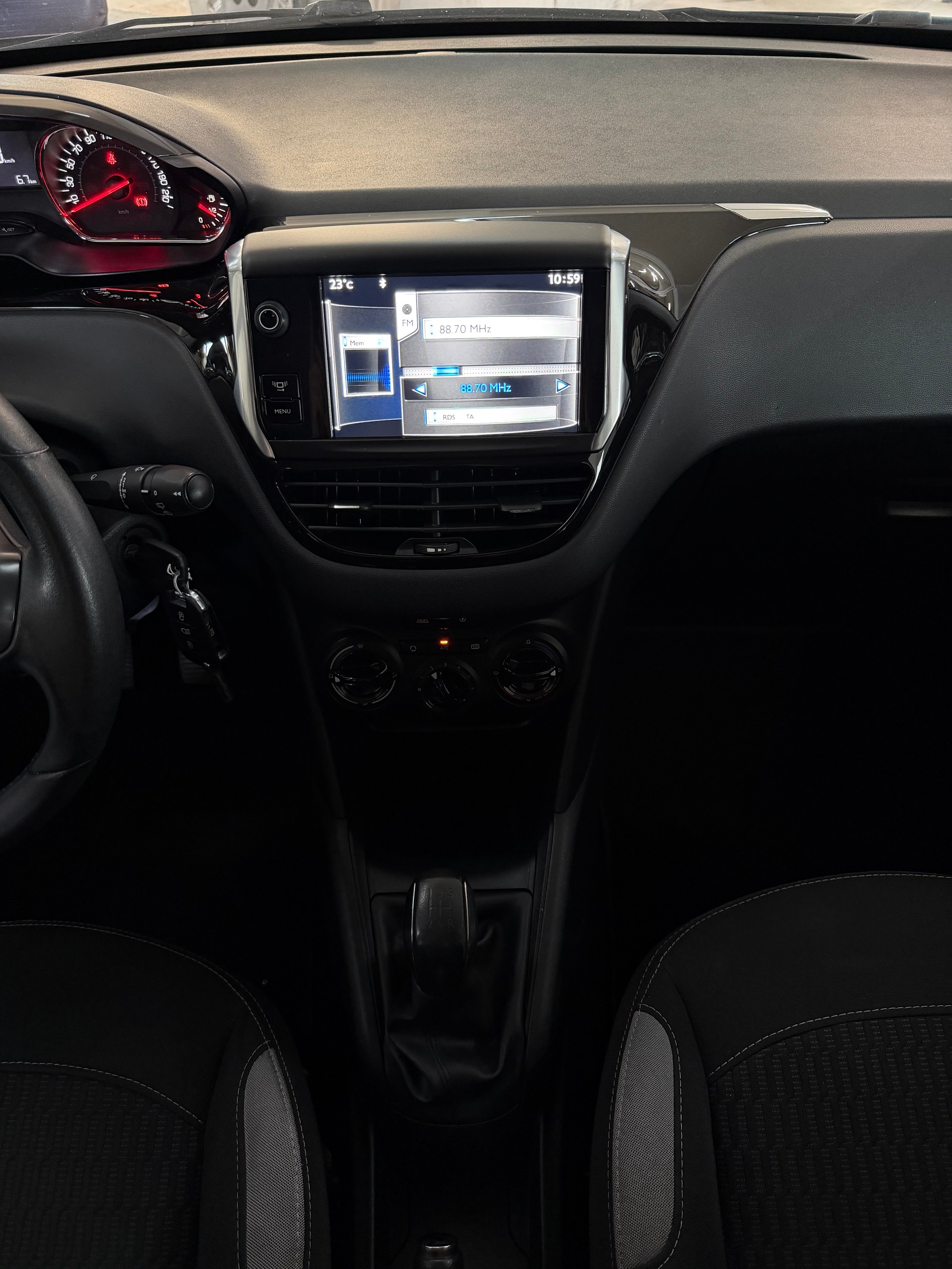 PEUGEOT 208 1.2 VTI Style-image-8