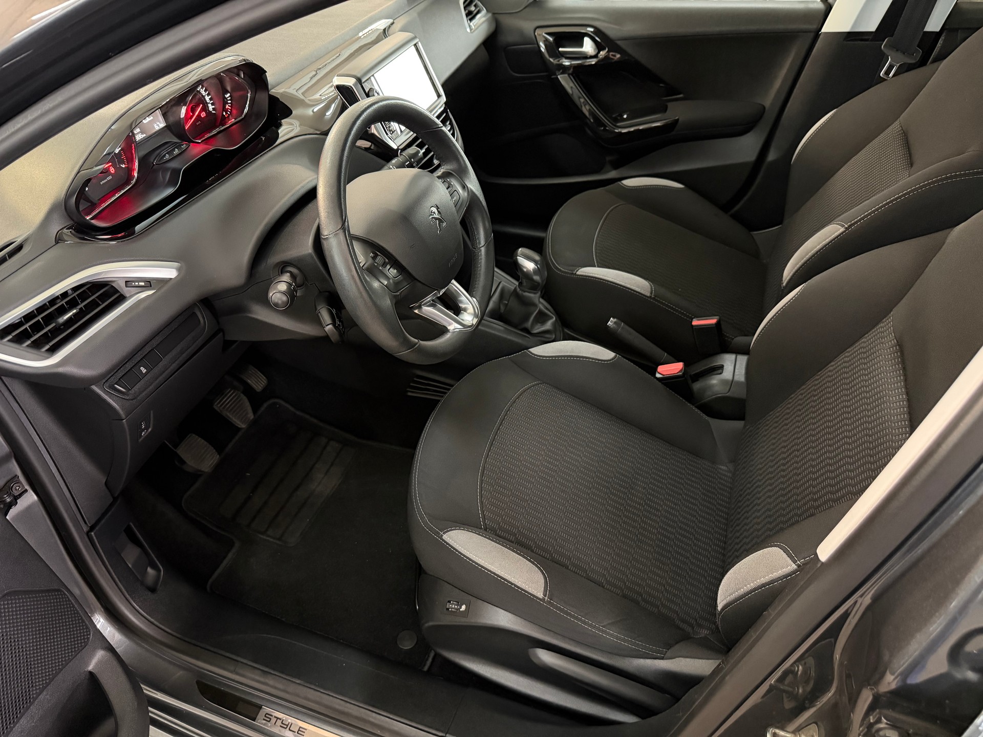 PEUGEOT 208 1.2 VTI Style-image-9