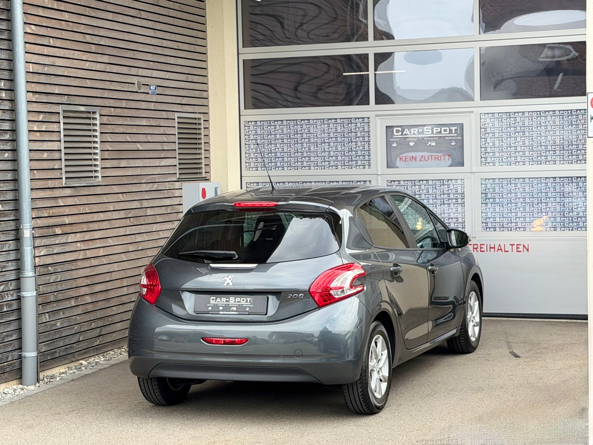 PEUGEOT 208 1.2 VTI Style-image-3