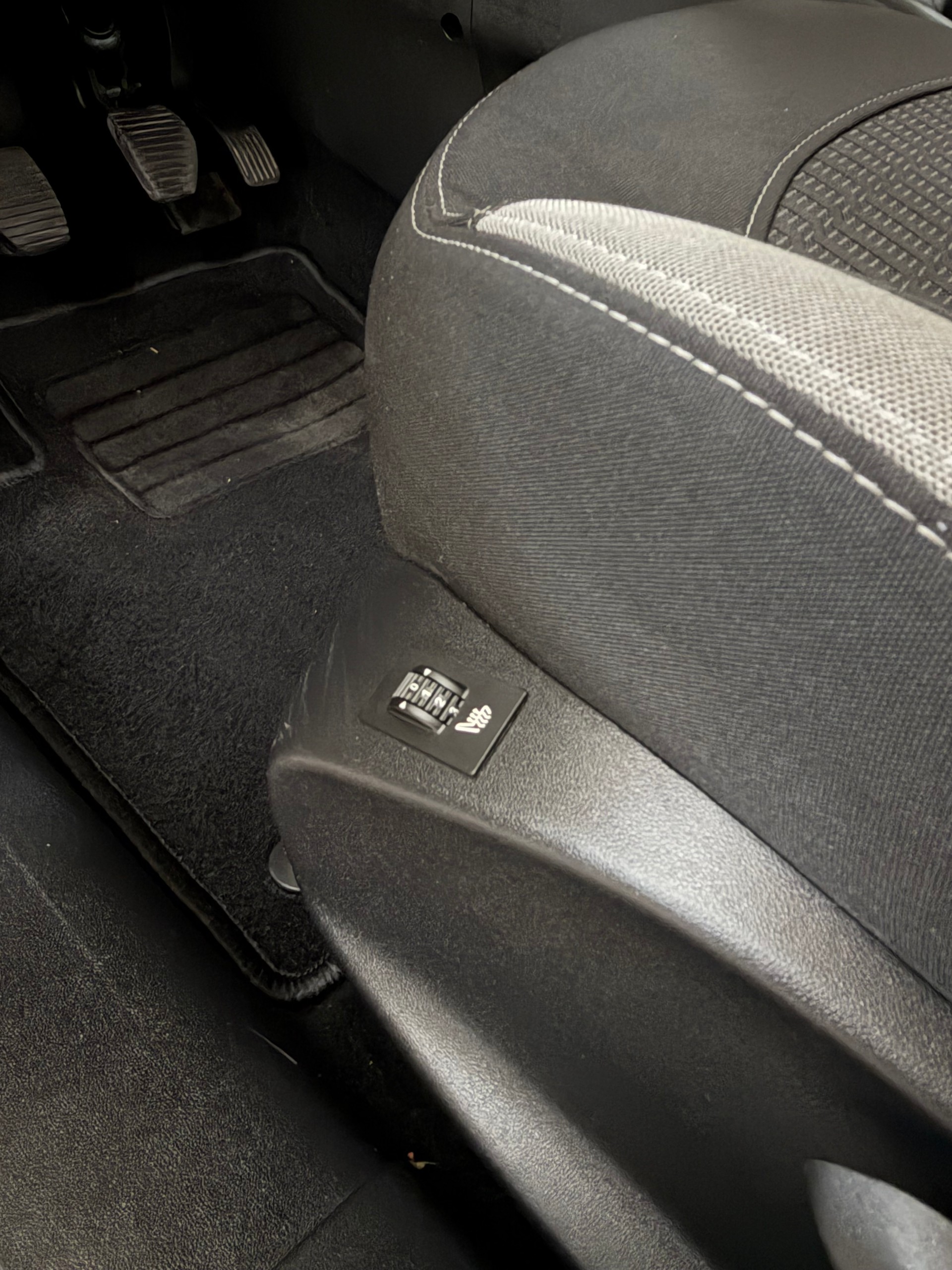 PEUGEOT 208 1.2 VTI Style-image-11