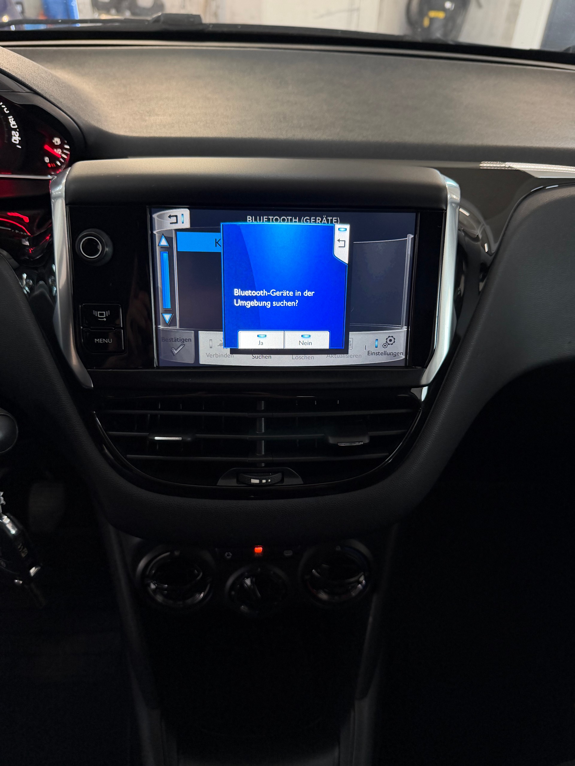 PEUGEOT 208 1.2 VTI Style-image-14