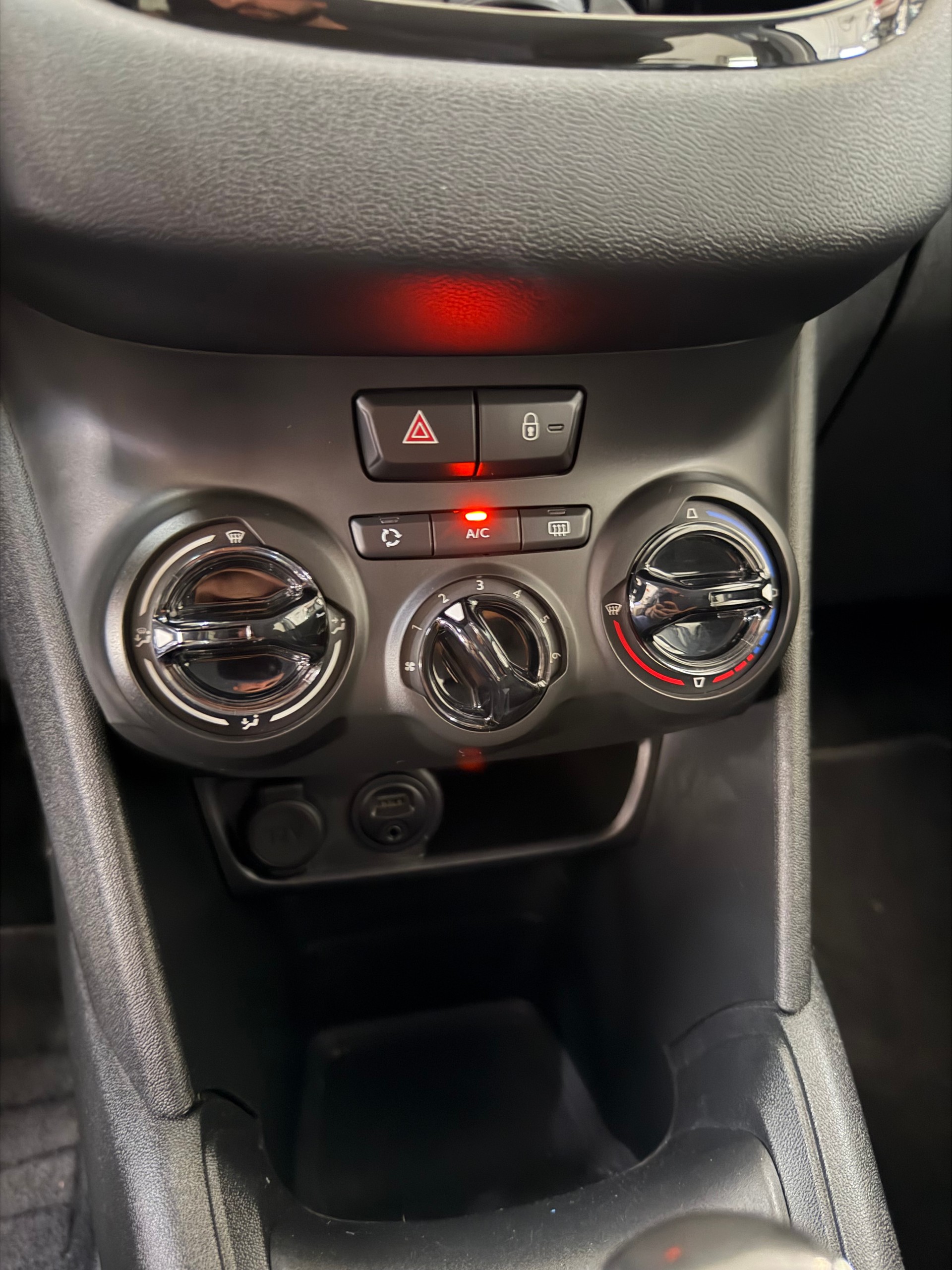 PEUGEOT 208 1.2 VTI Style-image-13