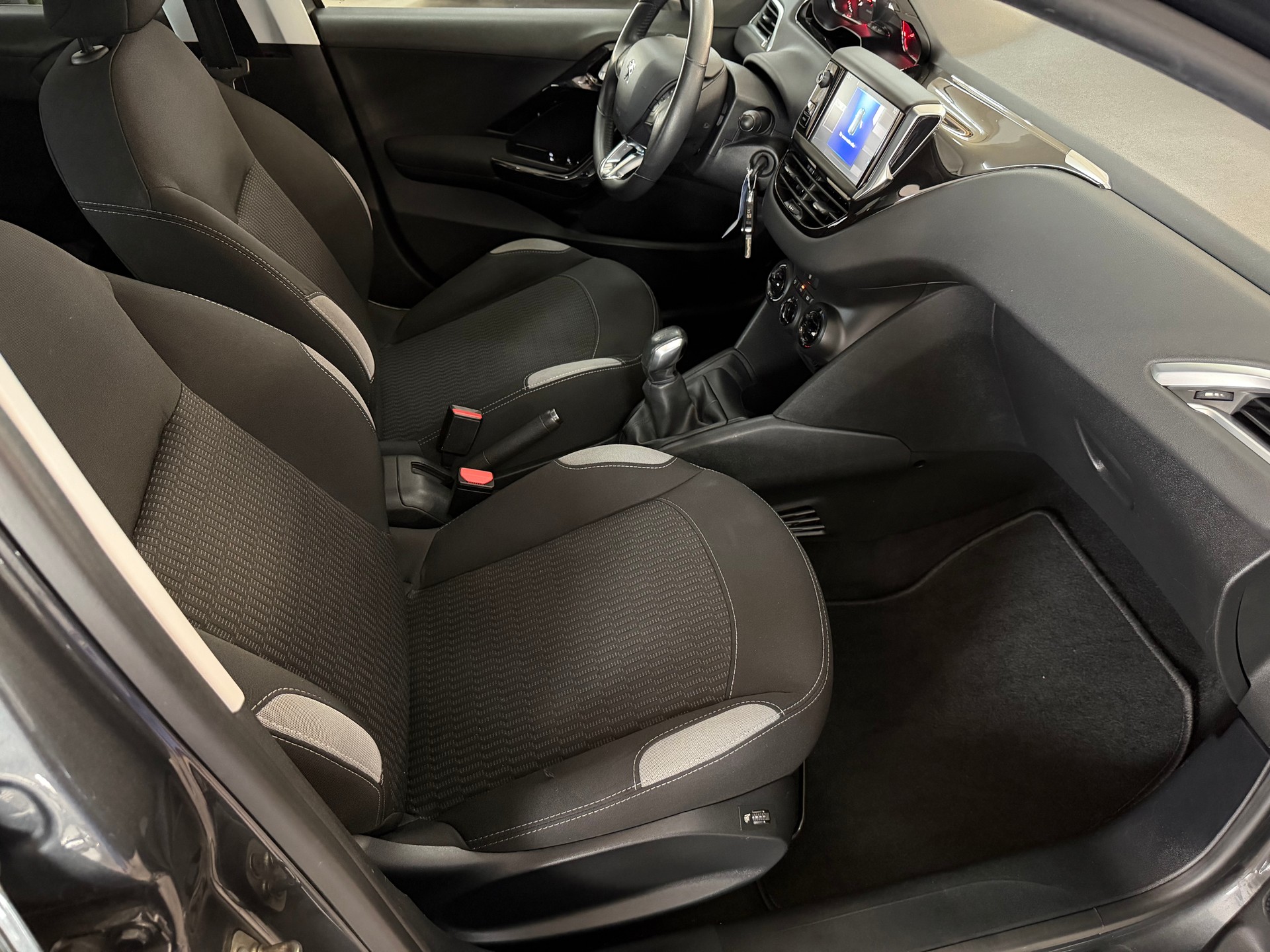 PEUGEOT 208 1.2 VTI Style-image-10