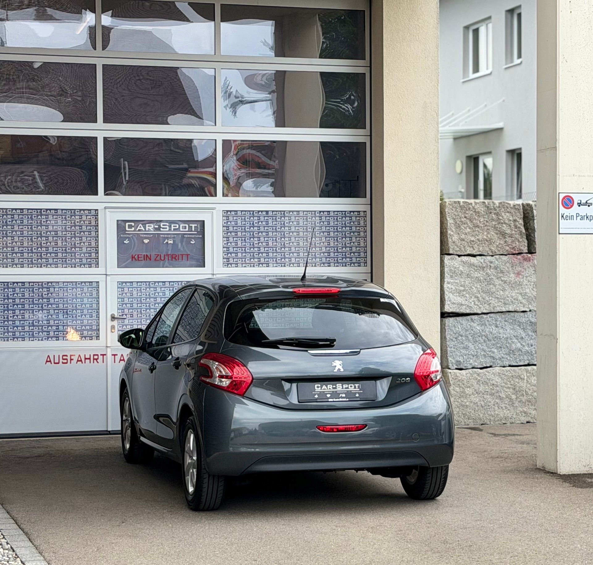PEUGEOT 208 1.2 VTI Style-image-5
