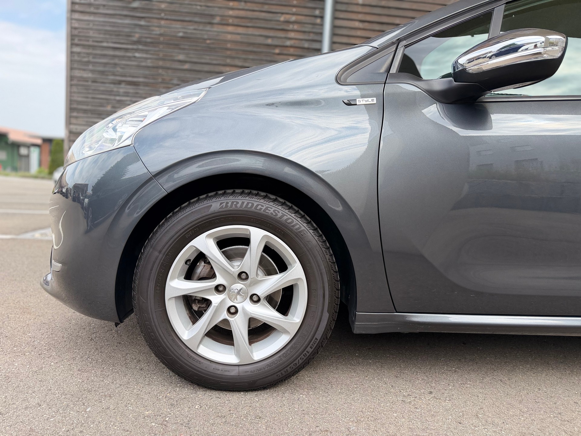 PEUGEOT 208 1.2 VTI Style-image-6