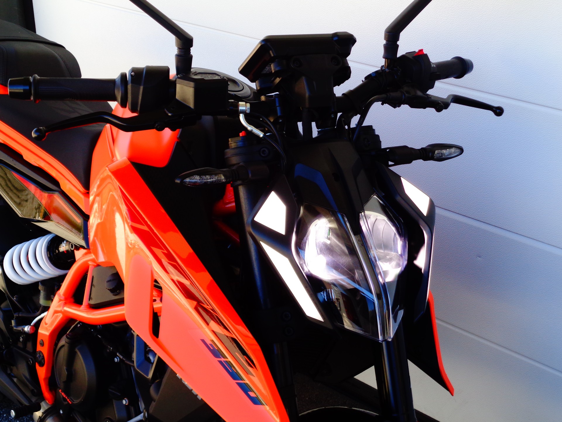 KTM 390 Duke-showroom-element-3