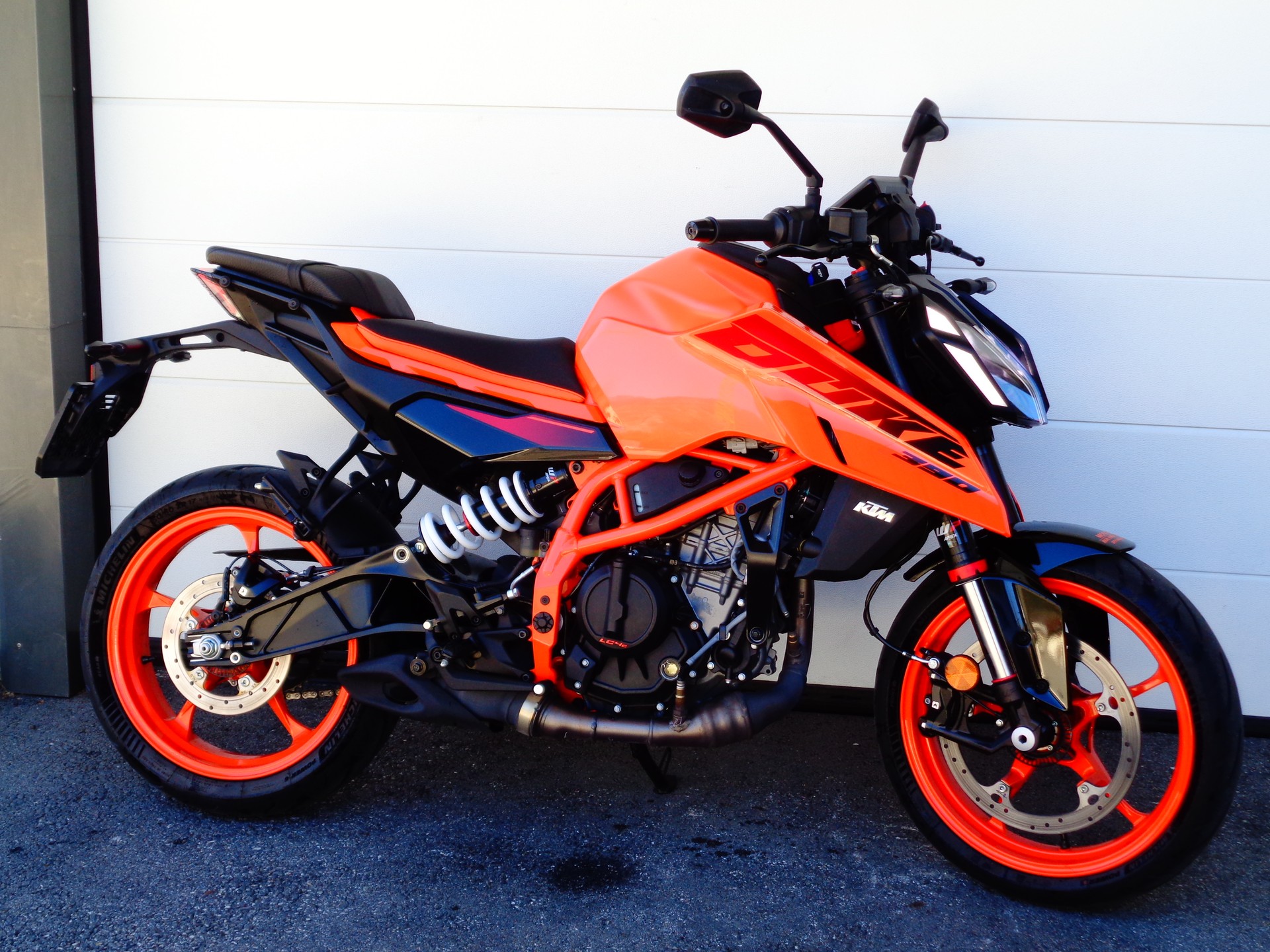 KTM 390 Duke-showroom-element-1