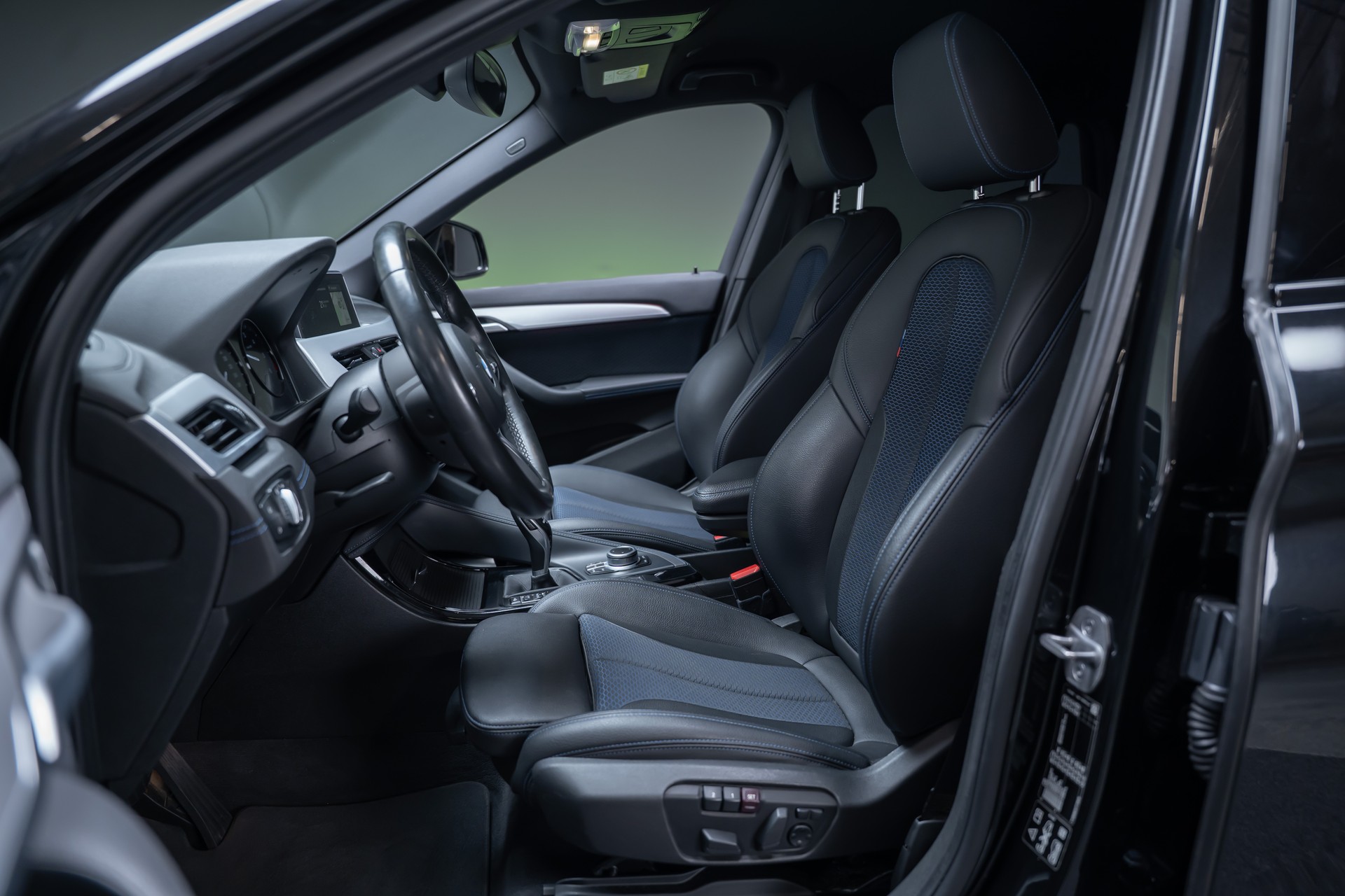 BMW X1 18d xDrive M Sport / CH-Fahrzeug / Rückfahrkamera / el.Sitze-image-9