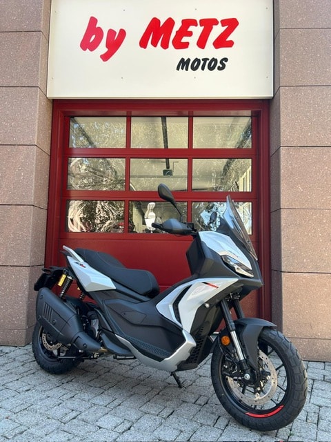 APRILIA SR GT 400