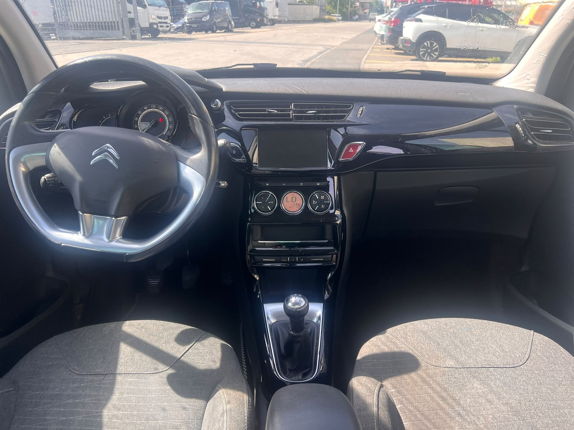 CITROEN C3 1.2i PureTech Exclusive-image-8