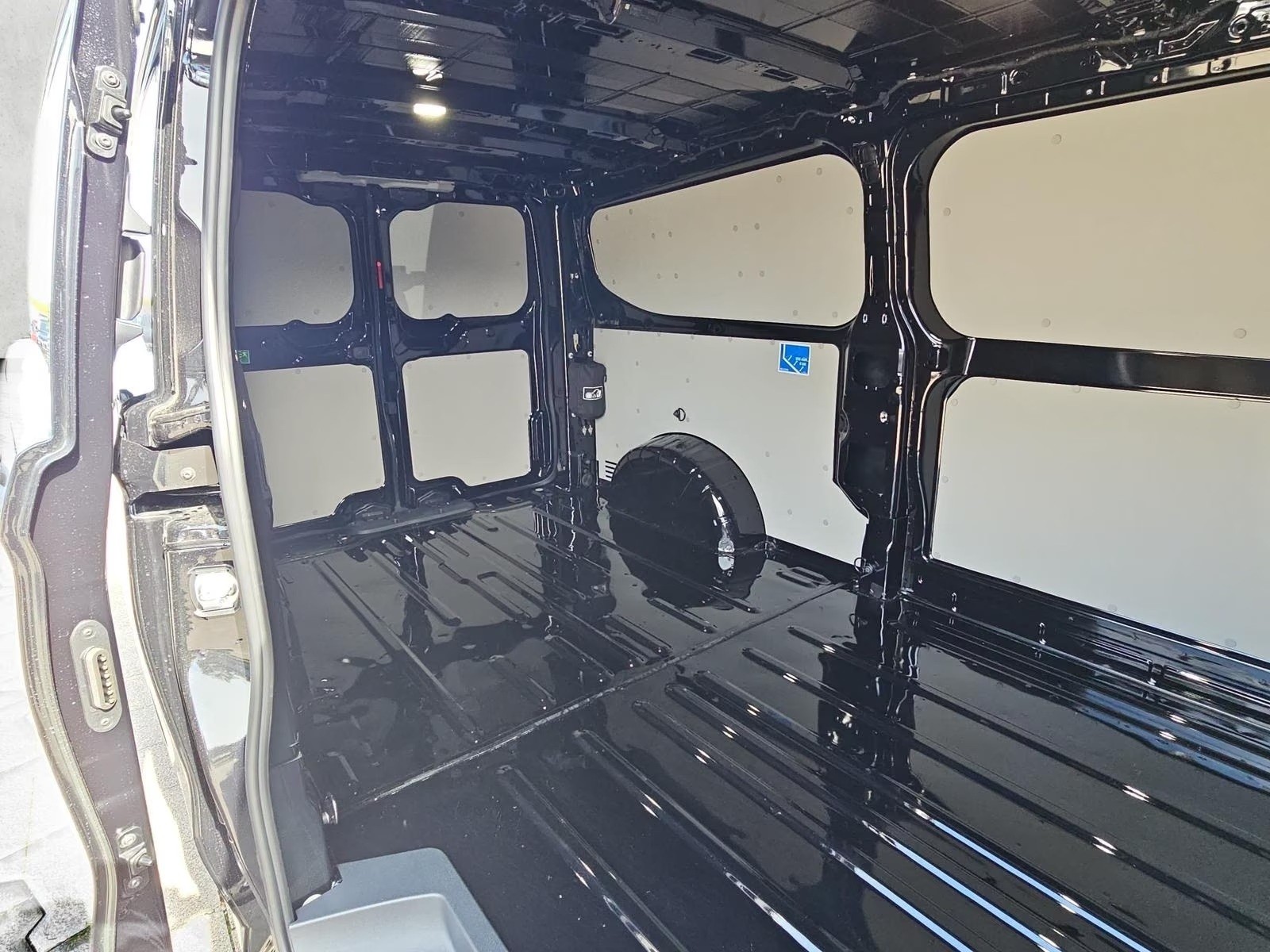 FORD Transit Custom Van 340 L2H1 70kWh Trend 4WD-image-2